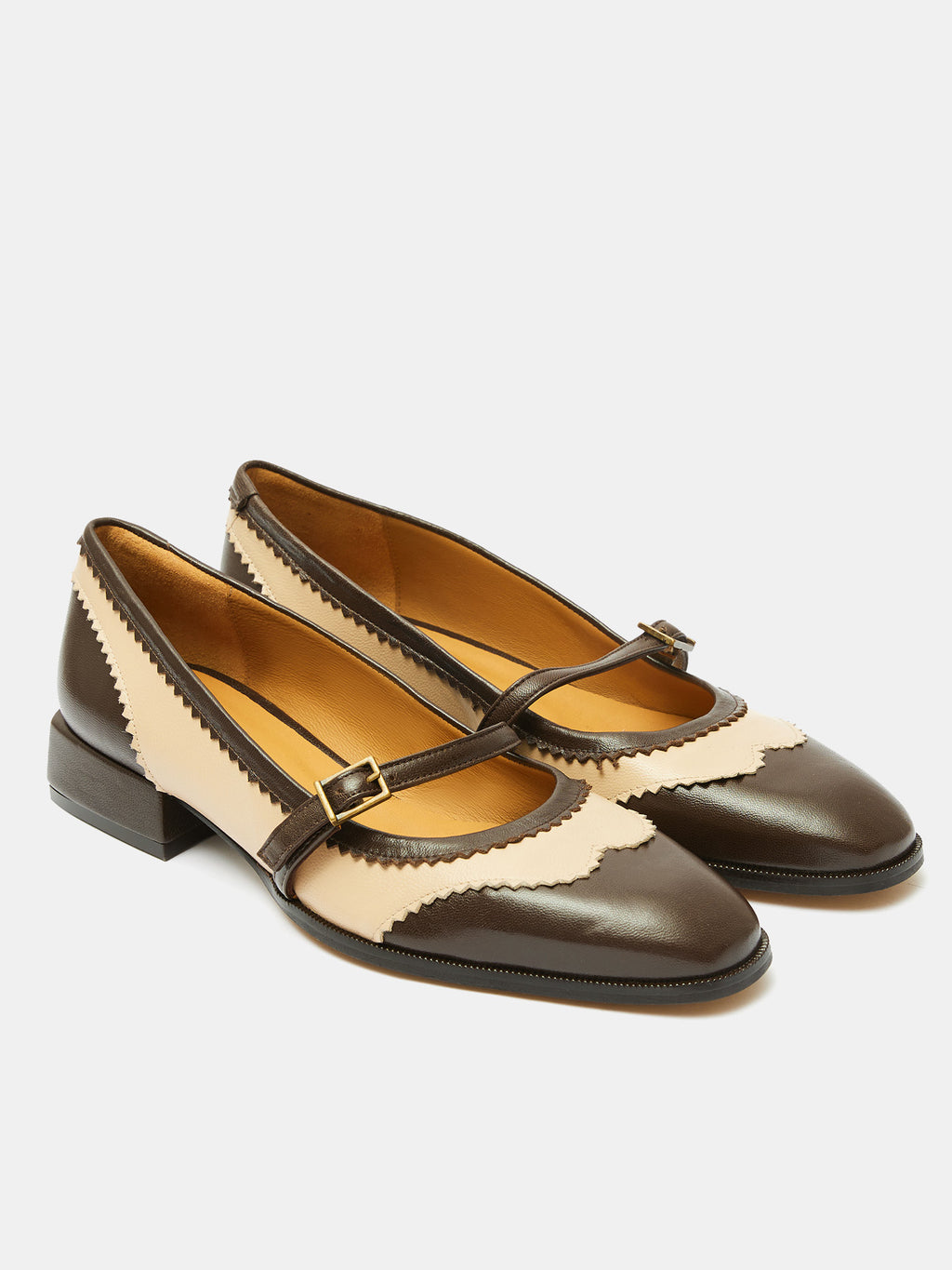 Zapato de mujer en piel con tacón bajo. Omega