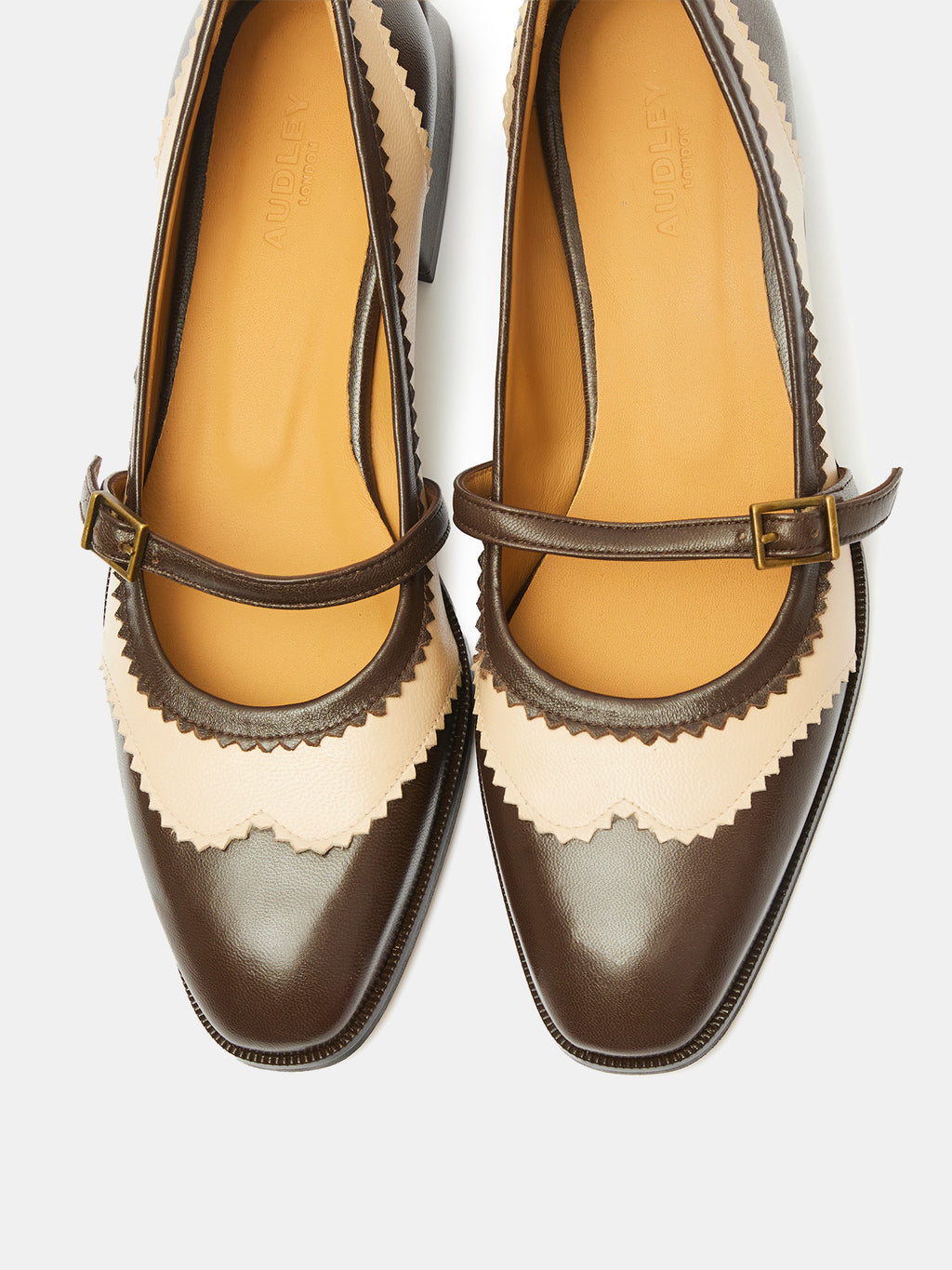 Zapato de mujer en piel con tacón bajo. Omega