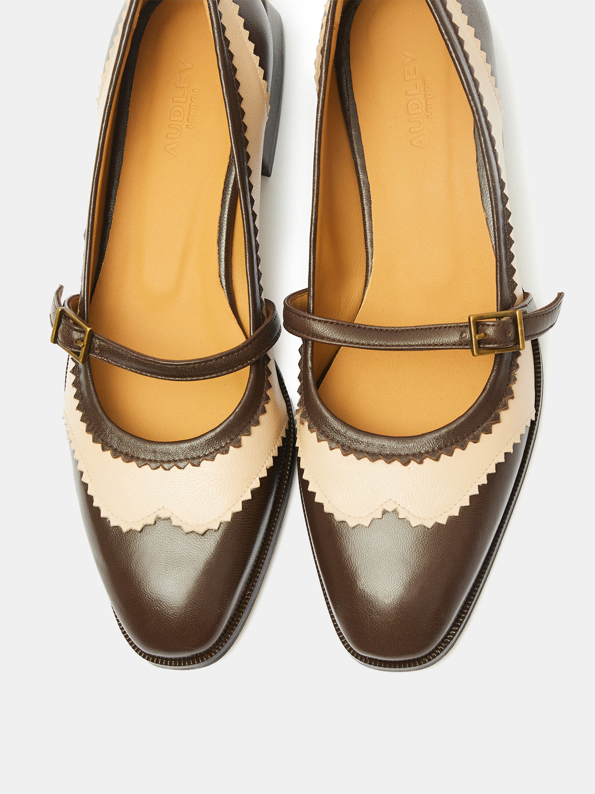 Zapato de mujer en piel con tacón bajo. Omega