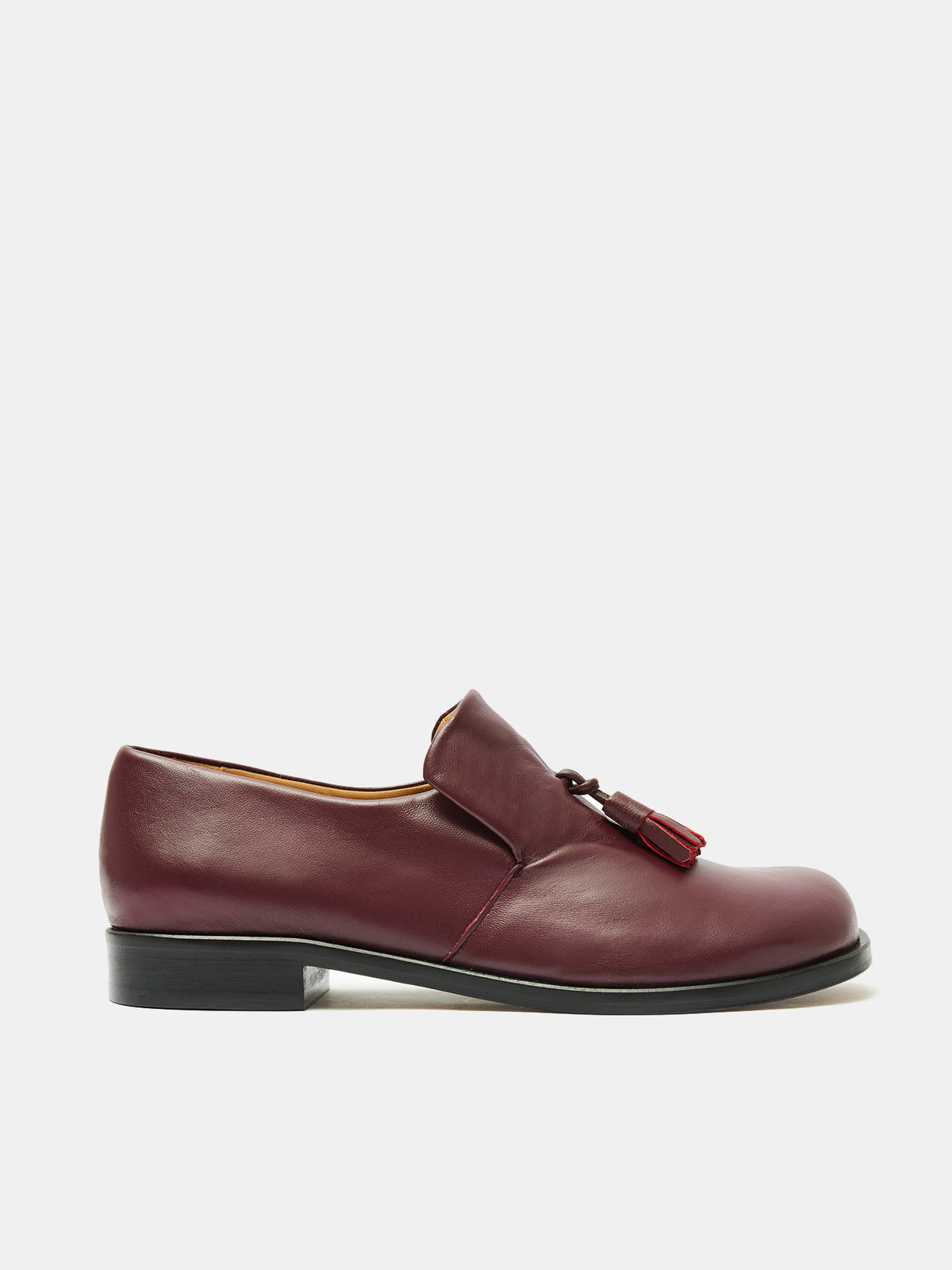 Women's leather shoe with a low heel. Mavi