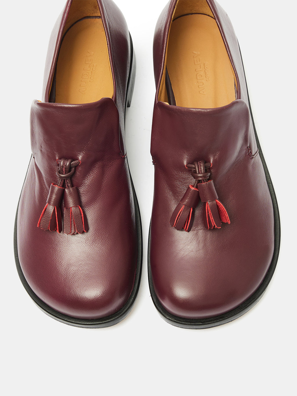 Scarpa da donna in pelle con tacco basso. Mavi