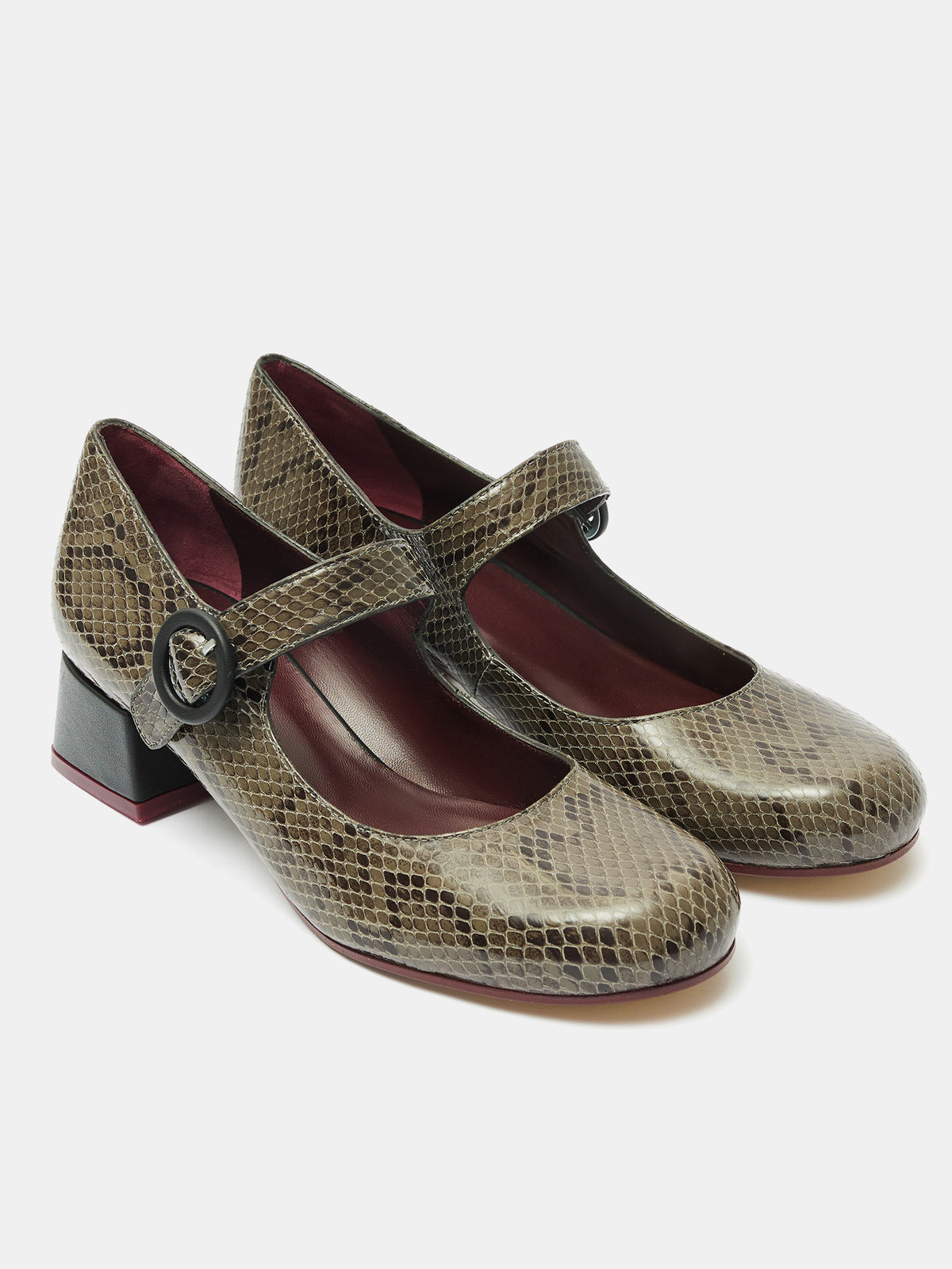 Scarpa da donna in pelle con tacco basso. Mavi
