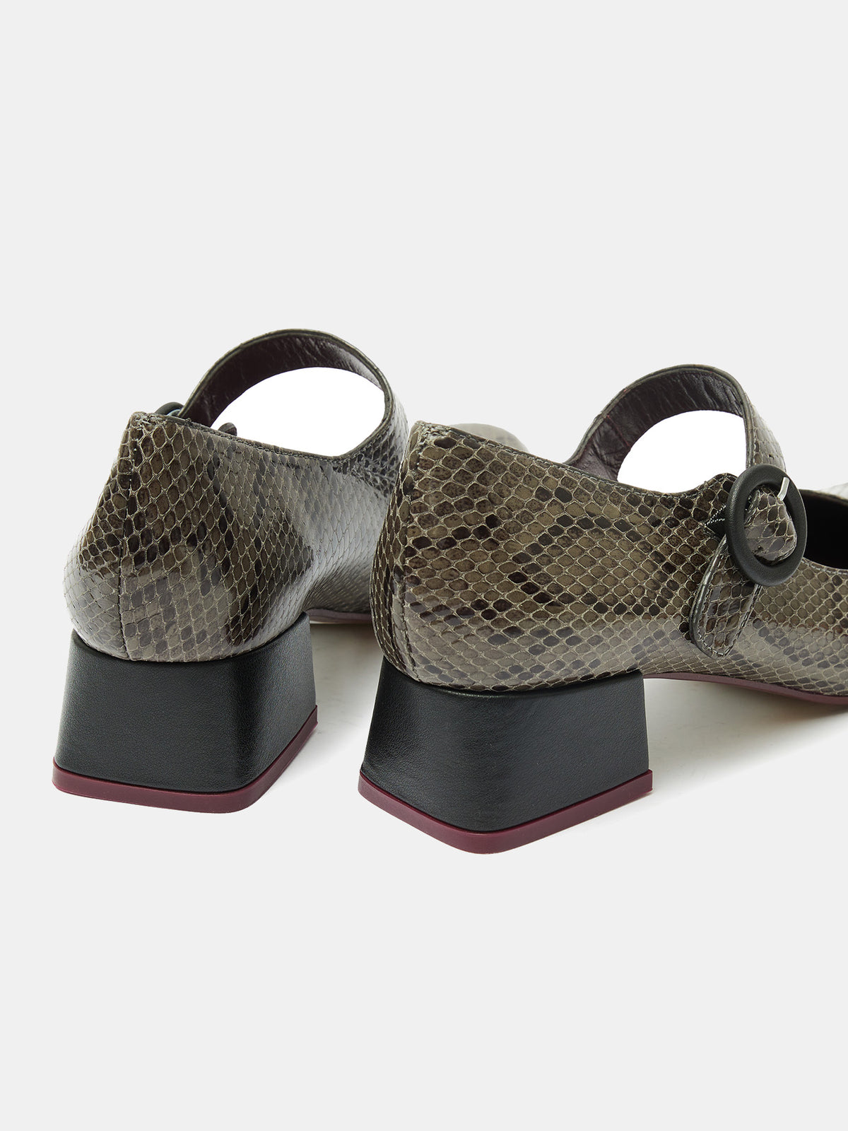 Scarpa da donna in pelle con tacco basso. Mavi