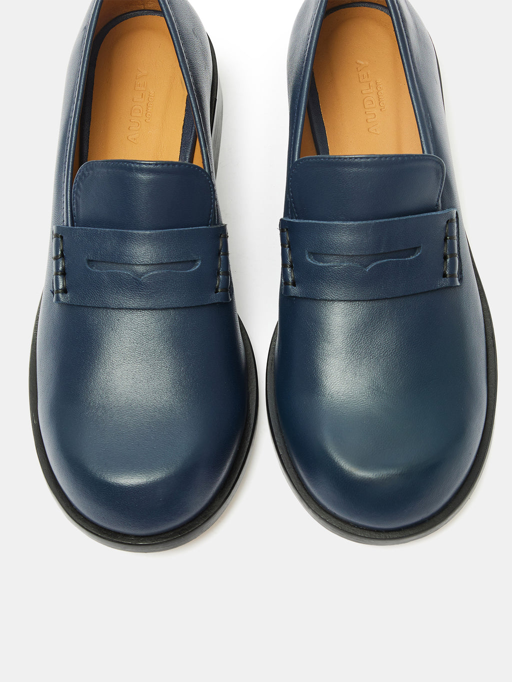 Scarpa da donna in pelle con tacco basso. Mavi