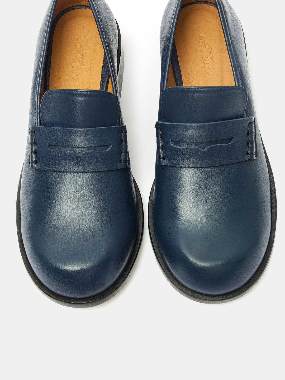 Scarpa da donna in pelle con tacco basso. Mavi