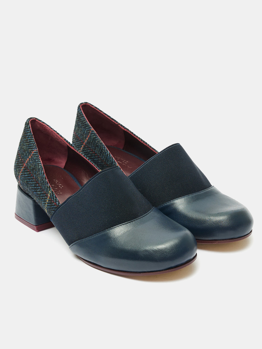 Scarpa da donna in pelle con tacco basso. Mavi