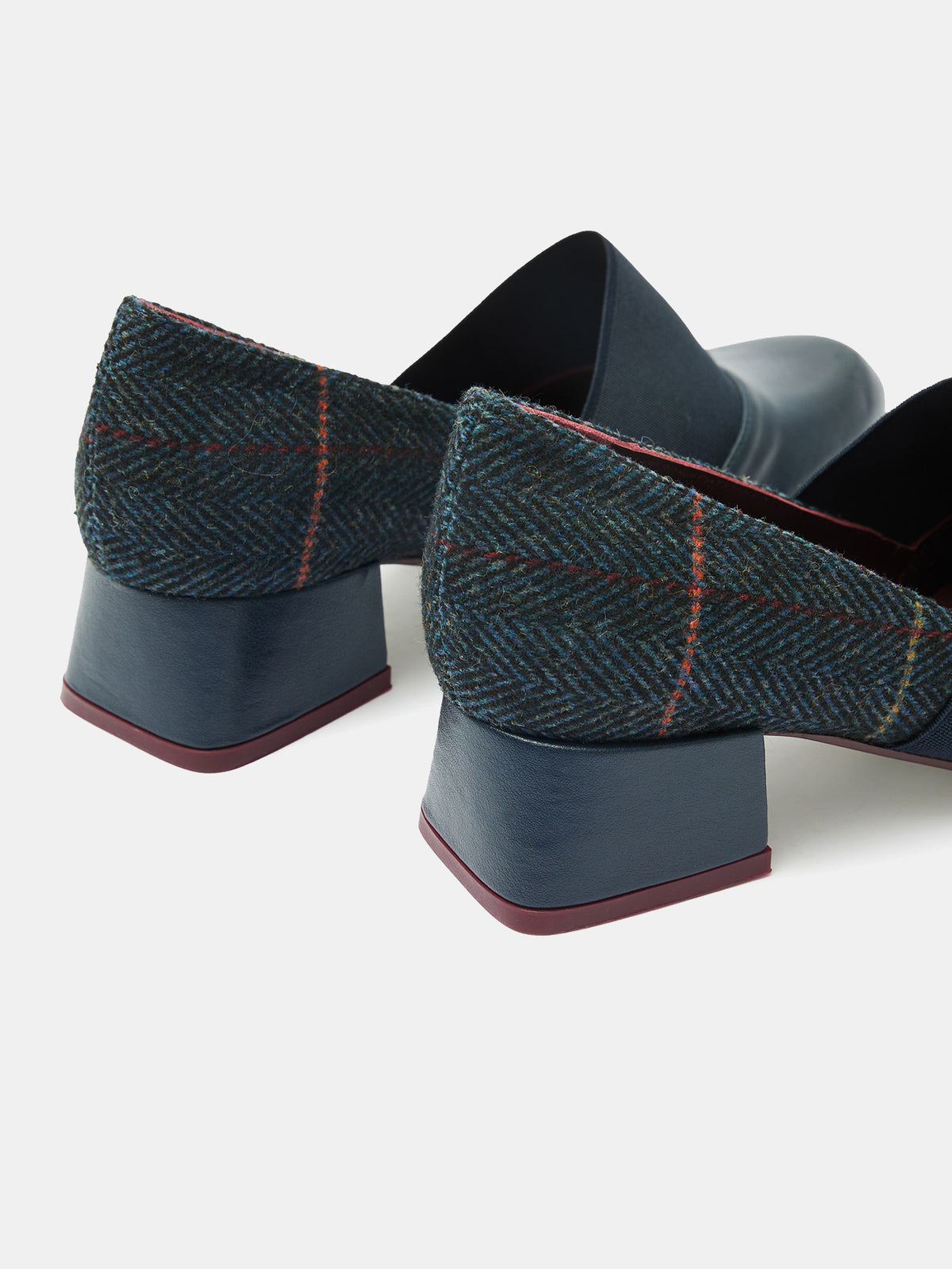 Scarpa da donna in pelle con tacco basso. Mavi