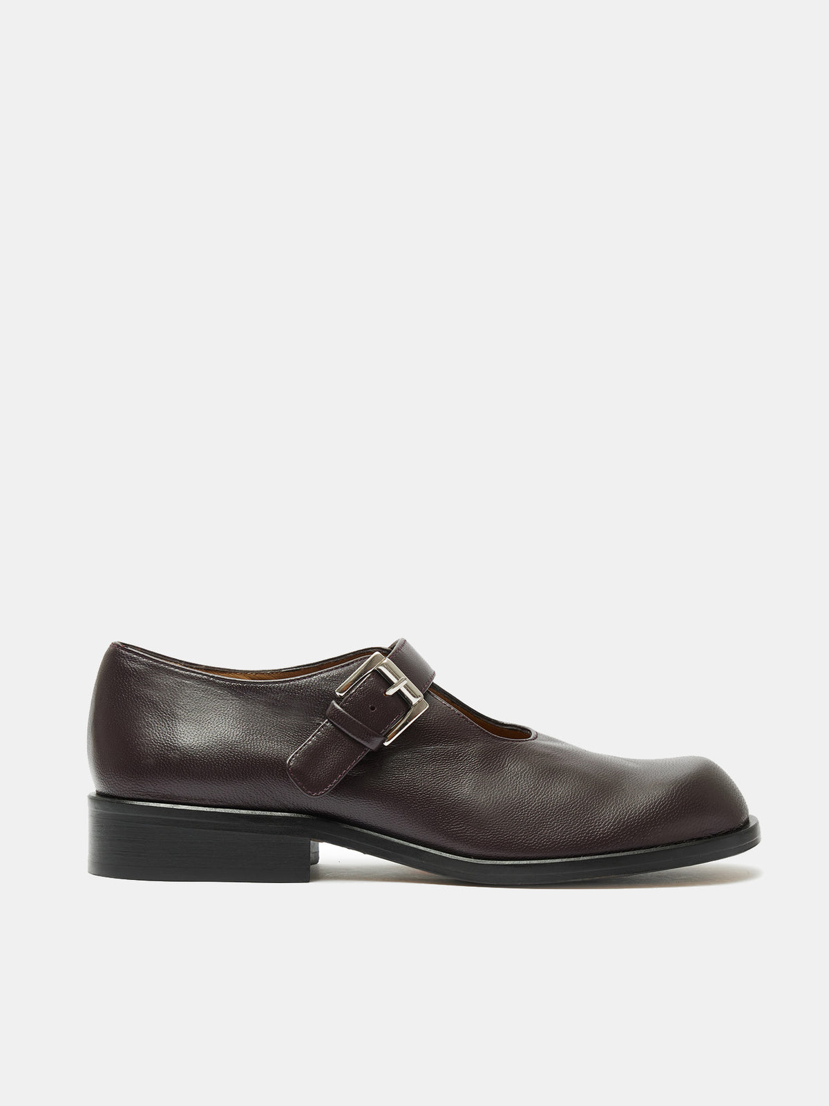 Zapato de mujer en piel con tacón bajo. Olaya
