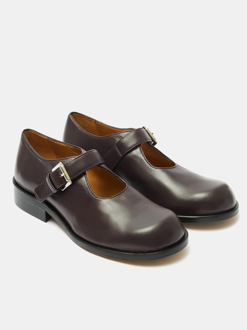 Zapato de mujer en piel con tacón bajo. Olaya