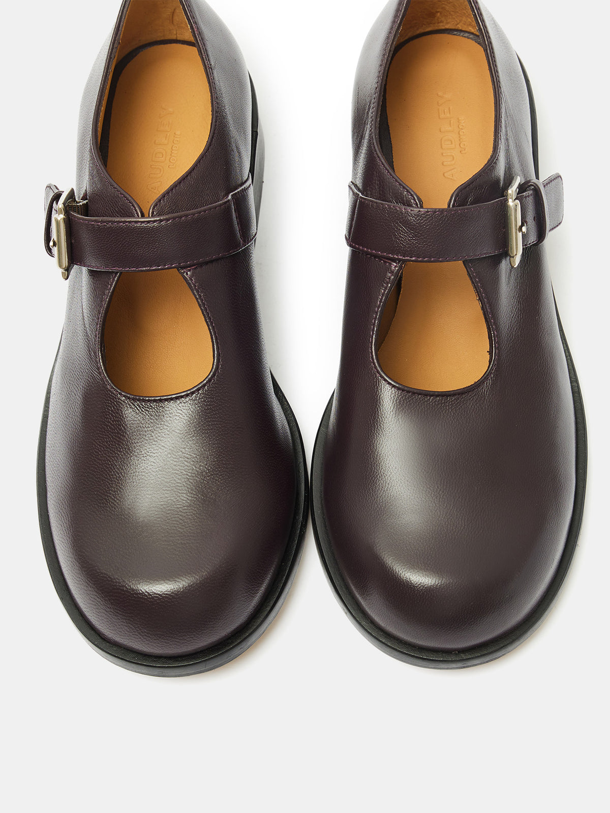 Zapato de mujer en piel con tacón bajo. Olaya
