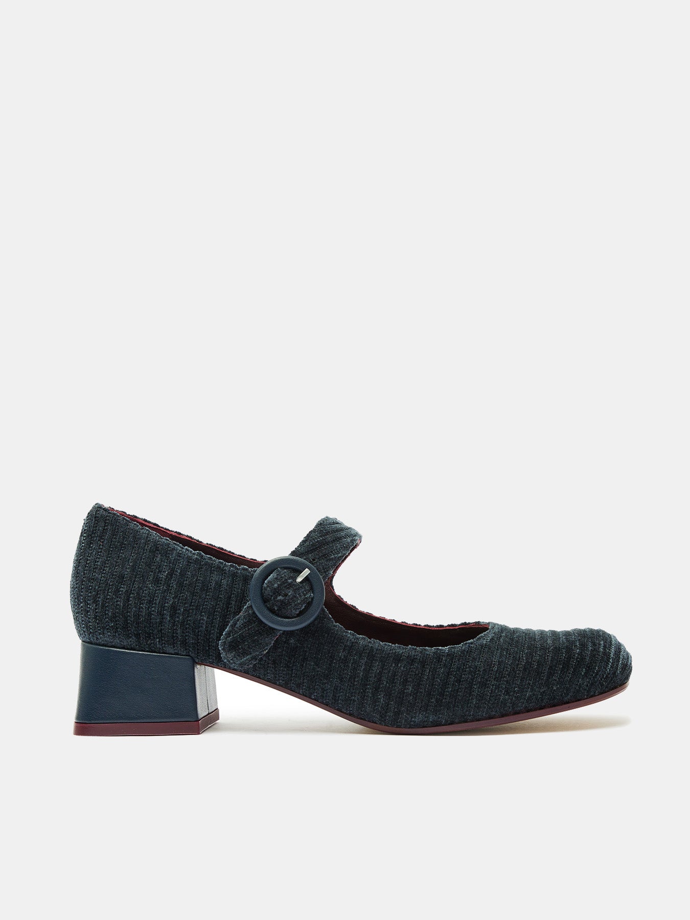 Women's leather shoe with a low heel. Mavi