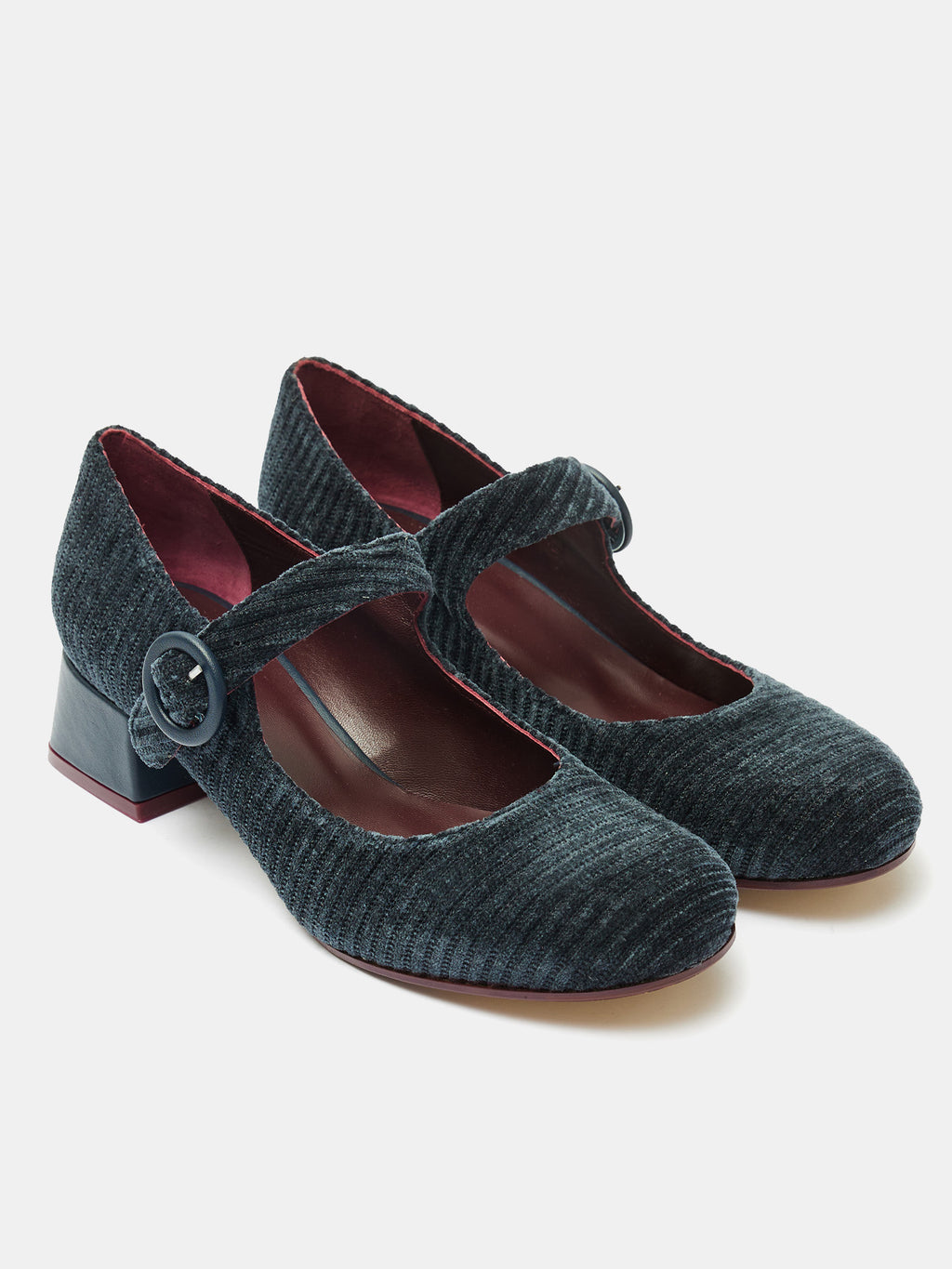 Women's leather shoe with a low heel. Mavi