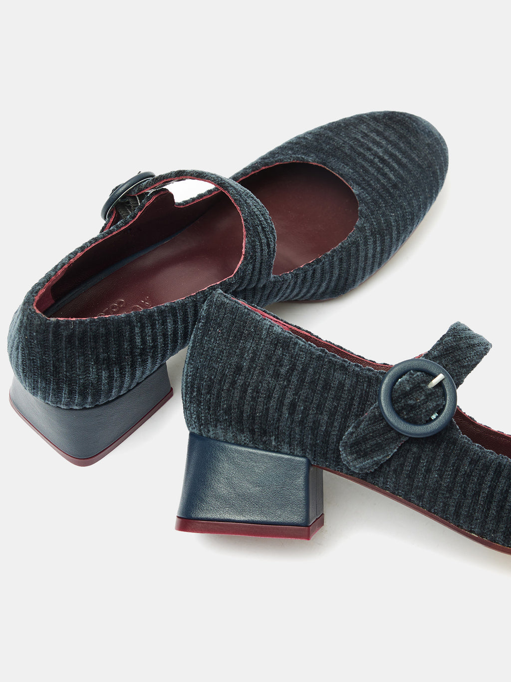 Women's leather shoe with a low heel. Mavi