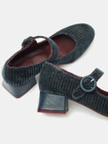 Women's leather shoe with a low heel. Mavi