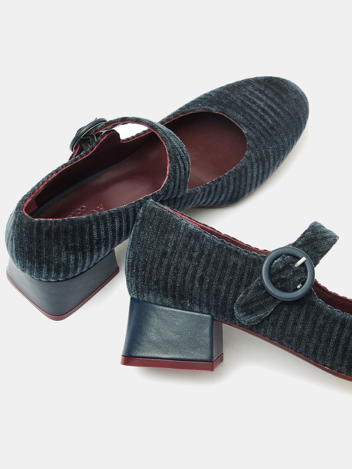 Women's leather shoe with a low heel. Mavi