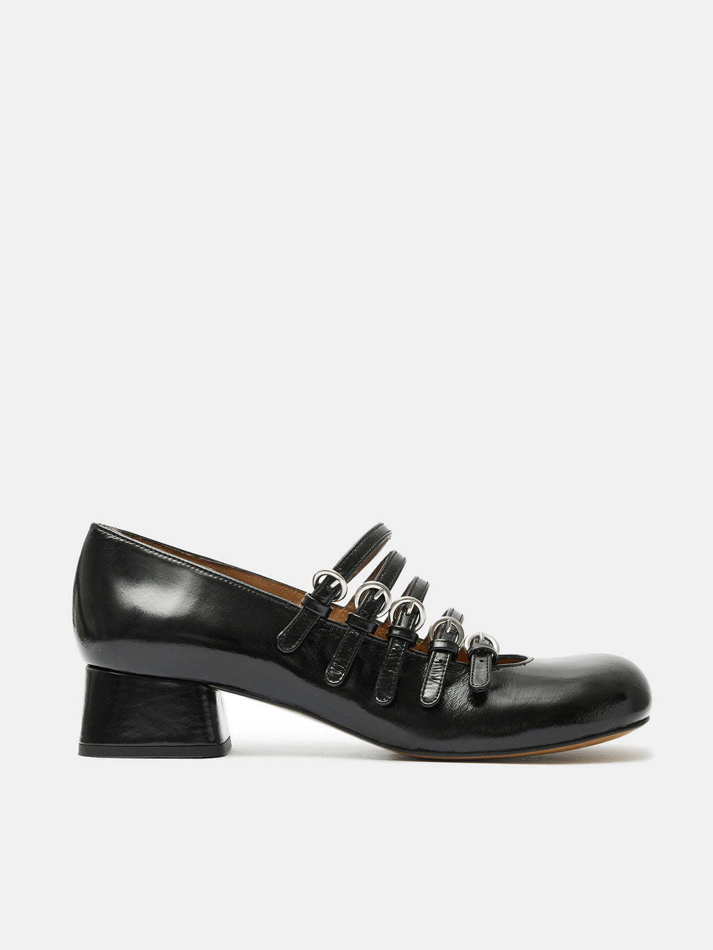 Women's leather shoe with a low heel. Mavi
