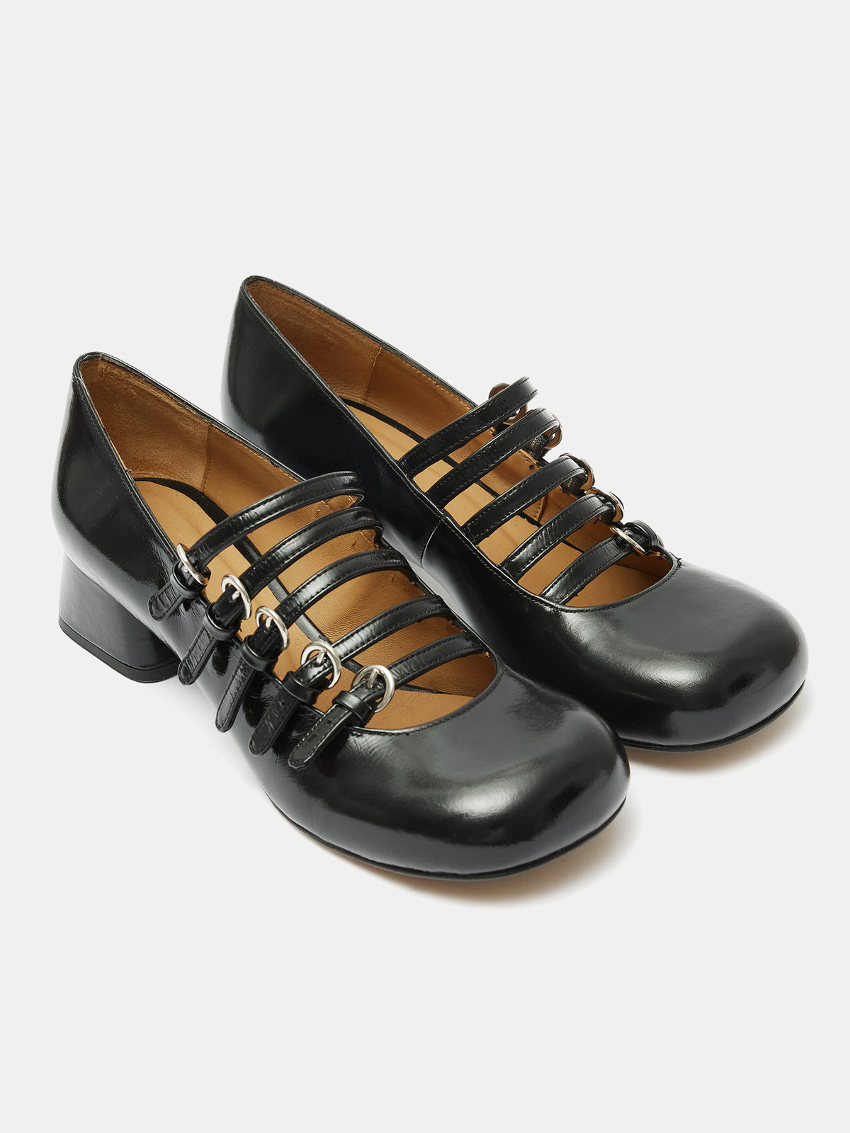 Women's leather shoe with a low heel. Mavi