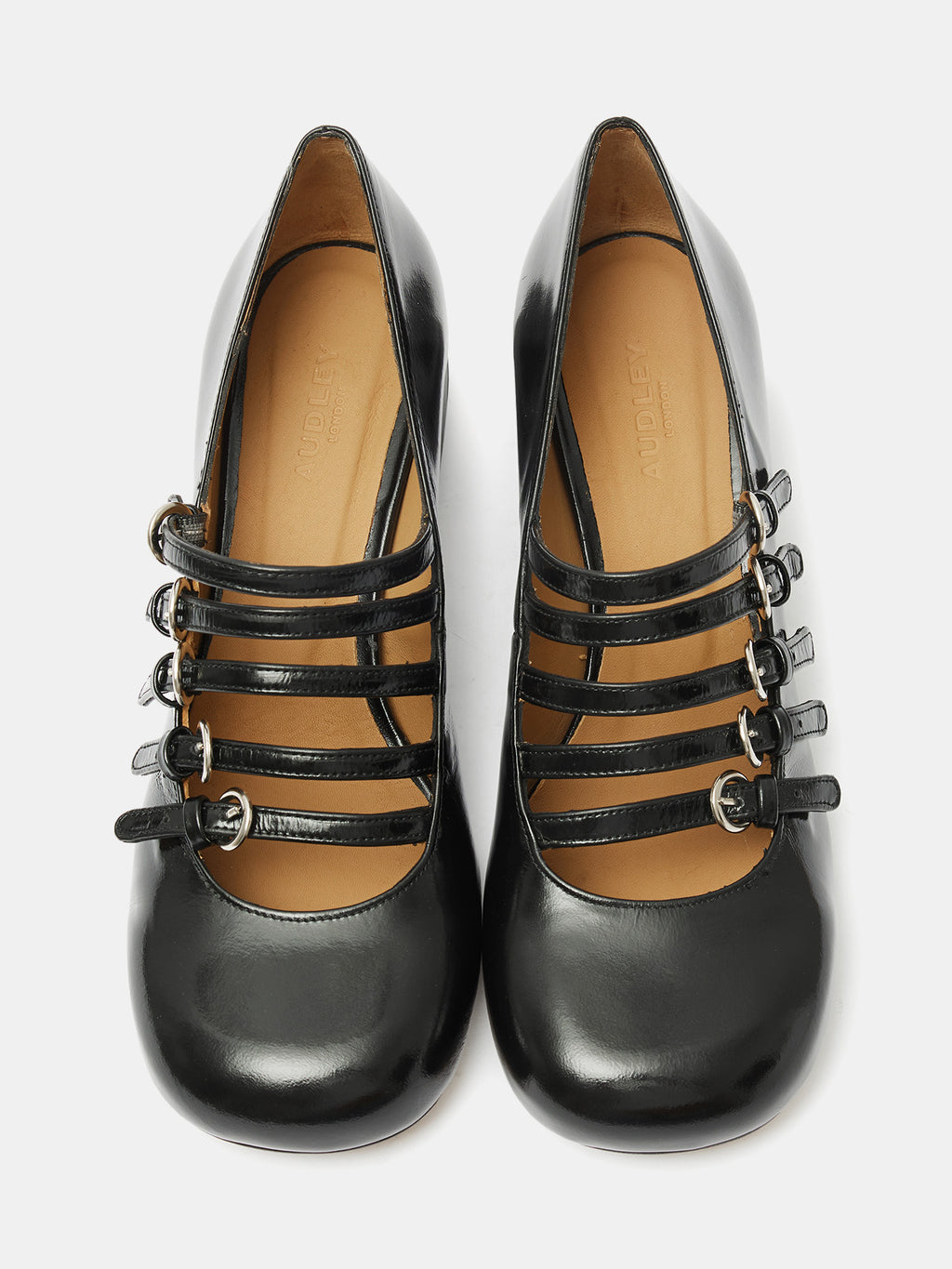Women's leather shoe with a low heel. Mavi