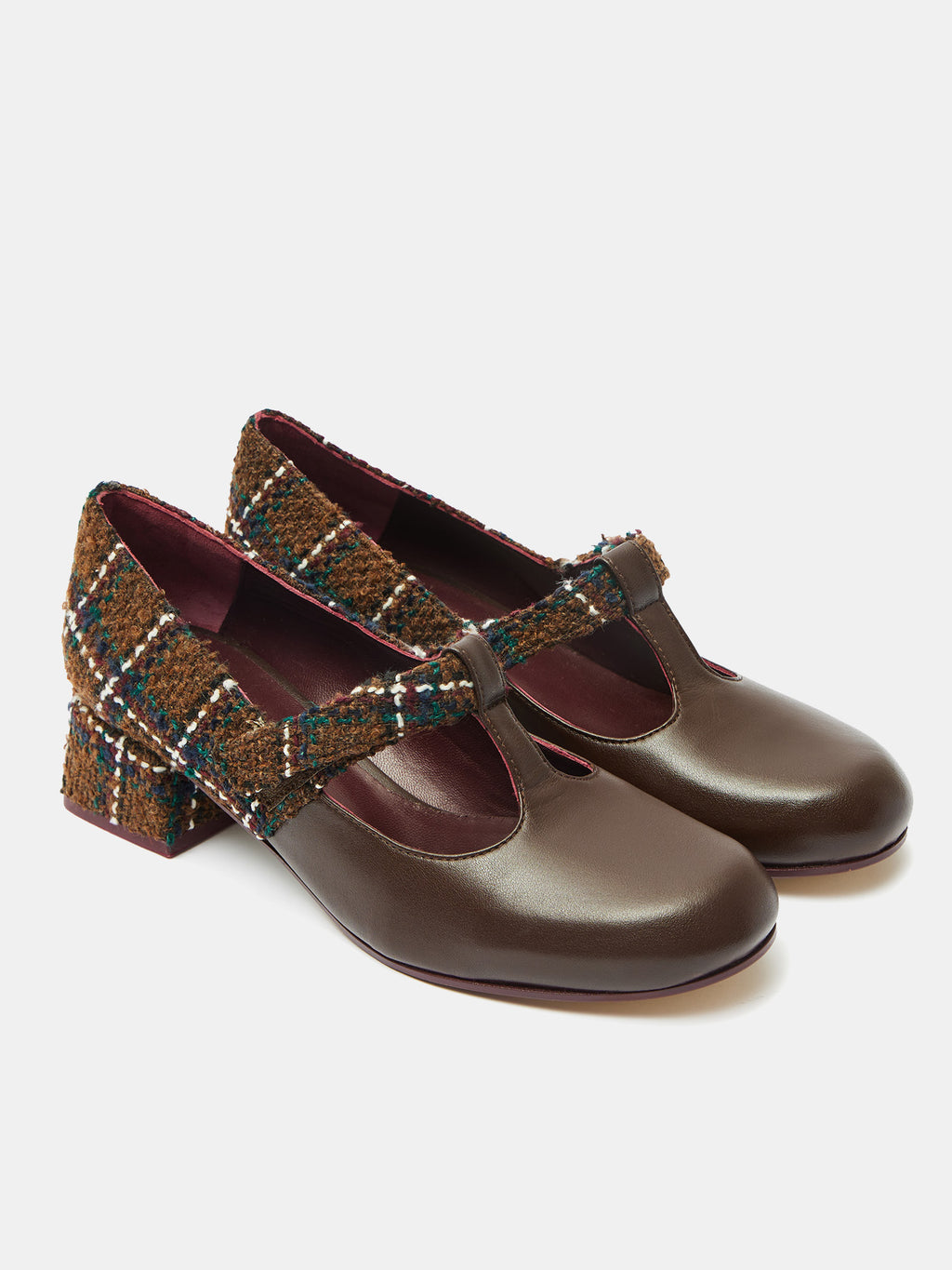 Women's leather shoe with a low heel. Orabella