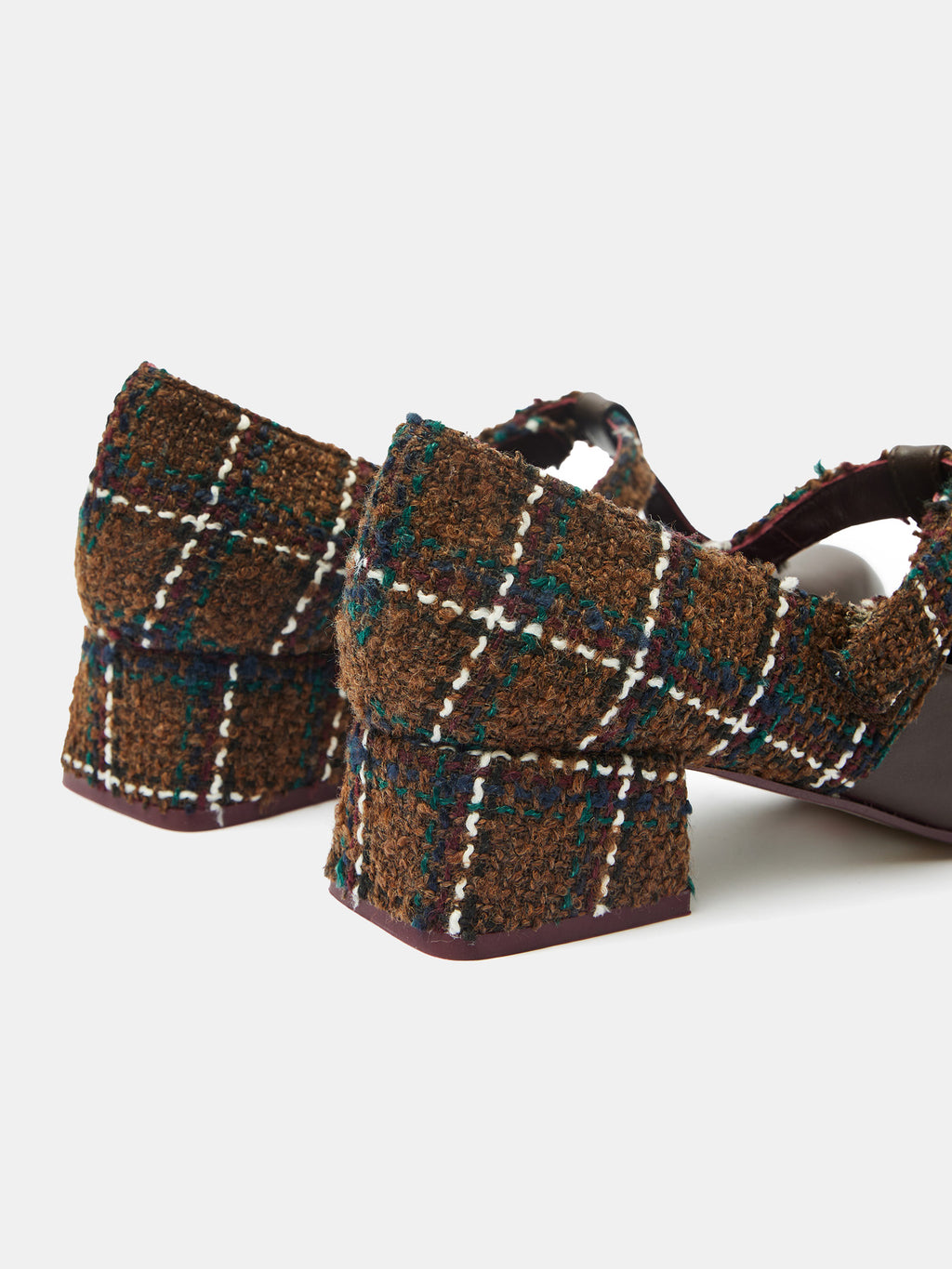 Women's leather shoe with a low heel. Orabella