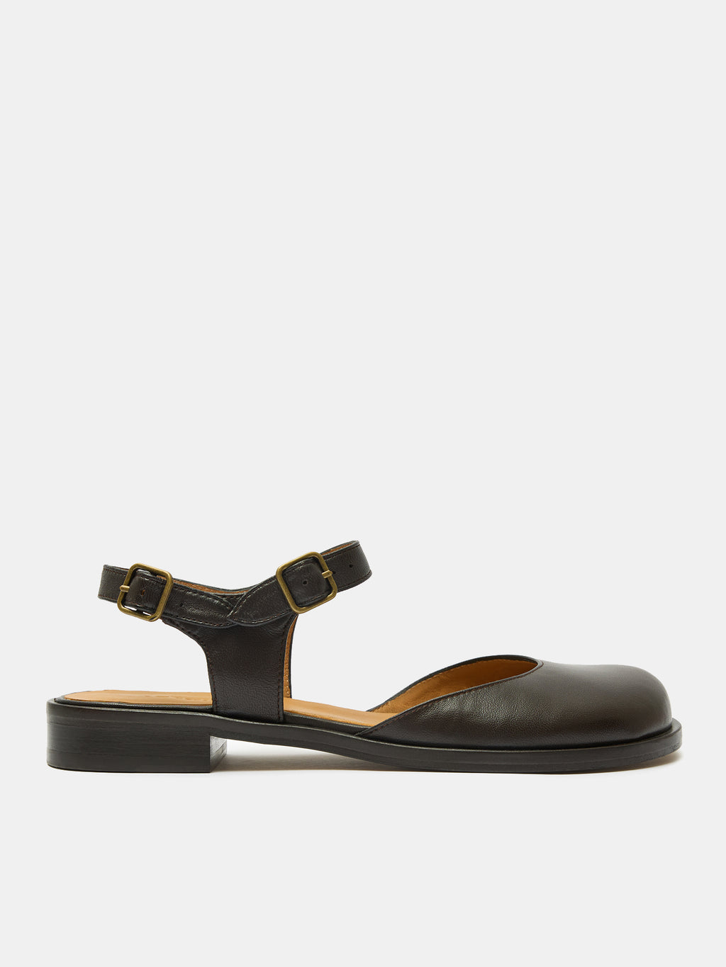 Women's leather shoe with low heel. Namira