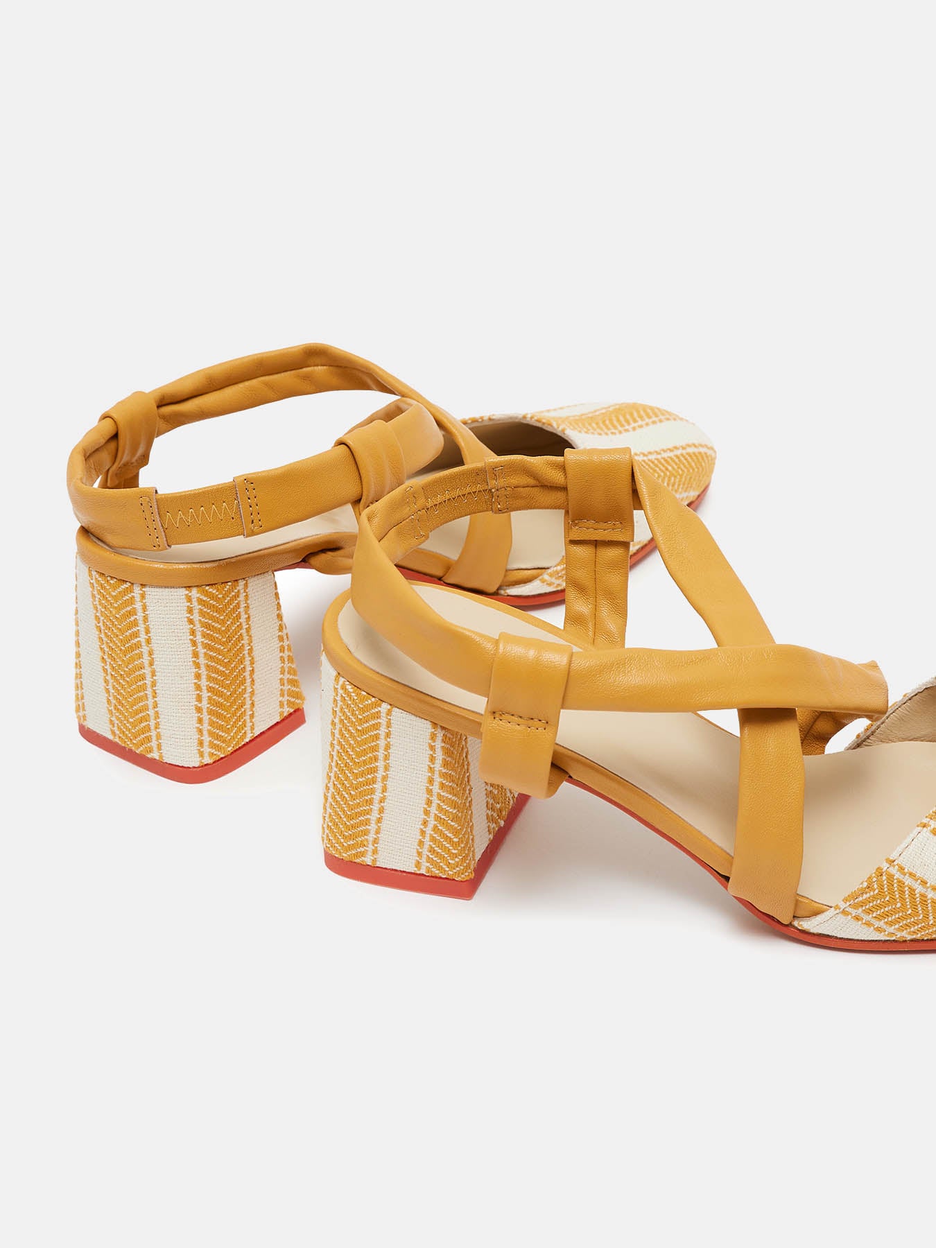 Zapato de mujer en piel con tacón medio. Nicasia