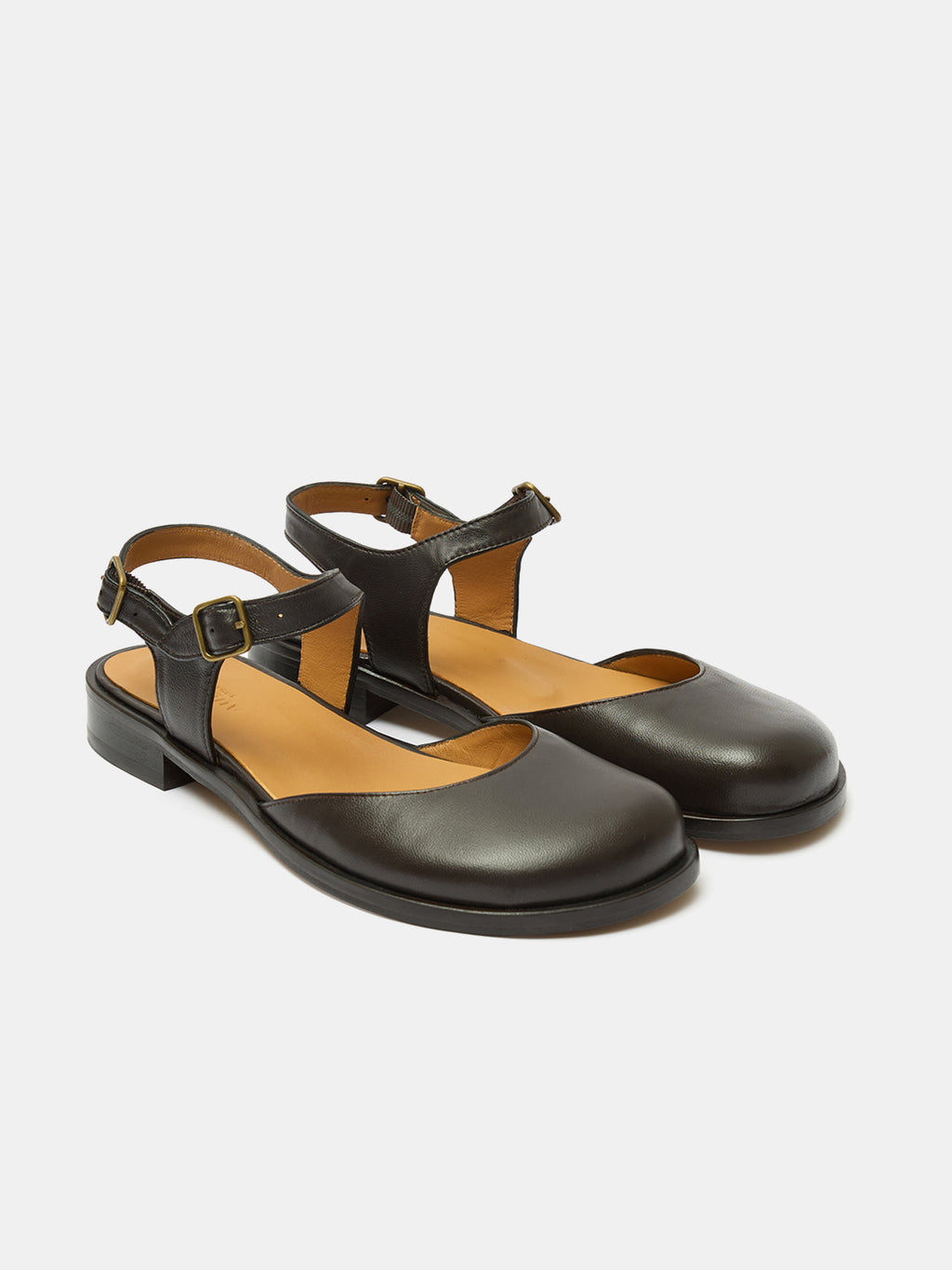 Women's leather shoe with low heel. Namira