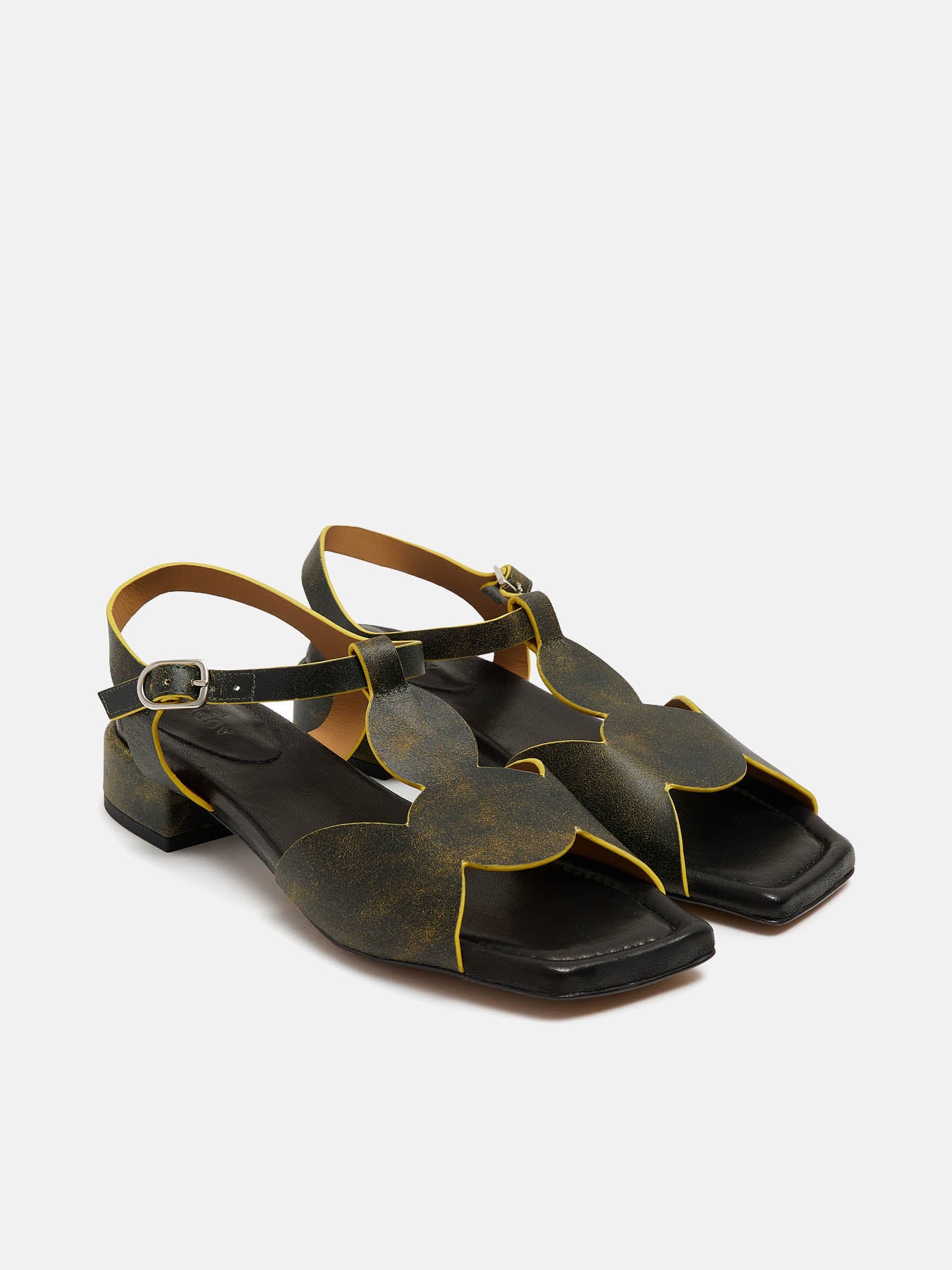 Women's leather sandal with low heel. Naira