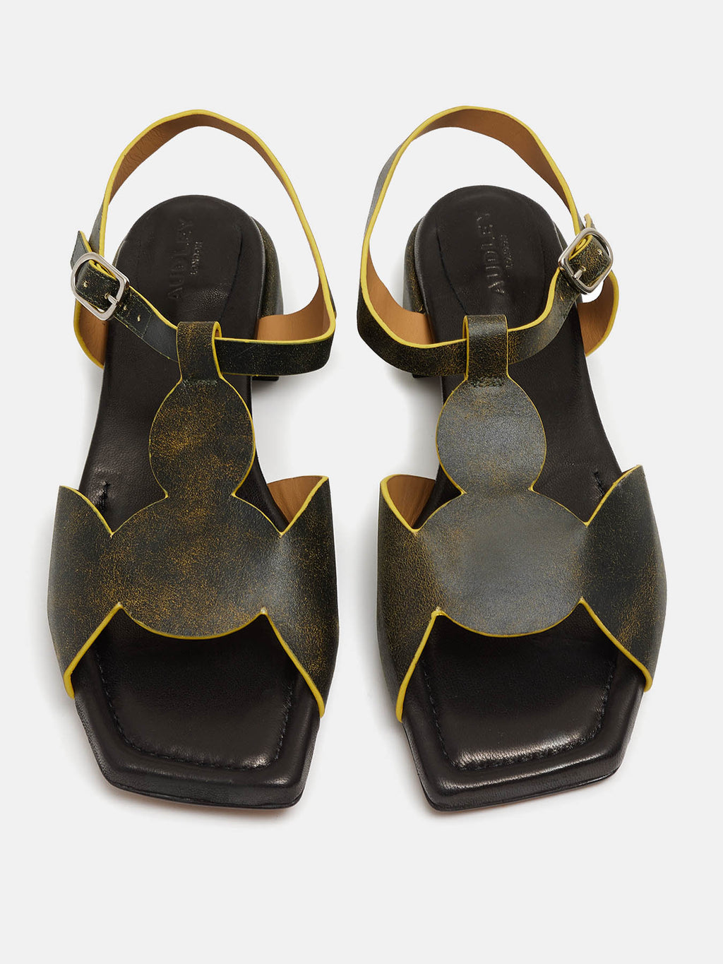 Women's leather sandal with low heel. Naira