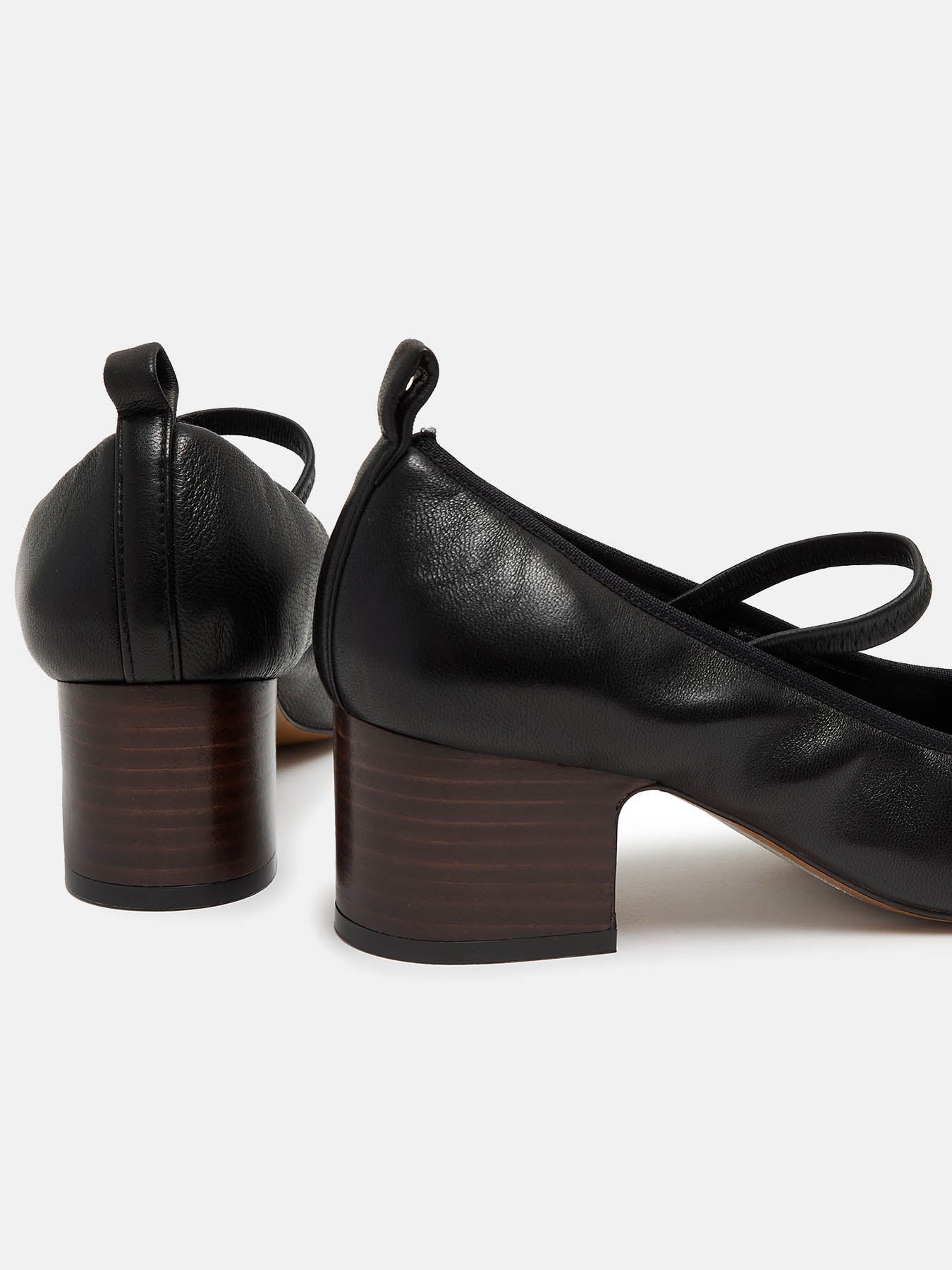 Zapato de mujer en piel con tacón medio. Nicole