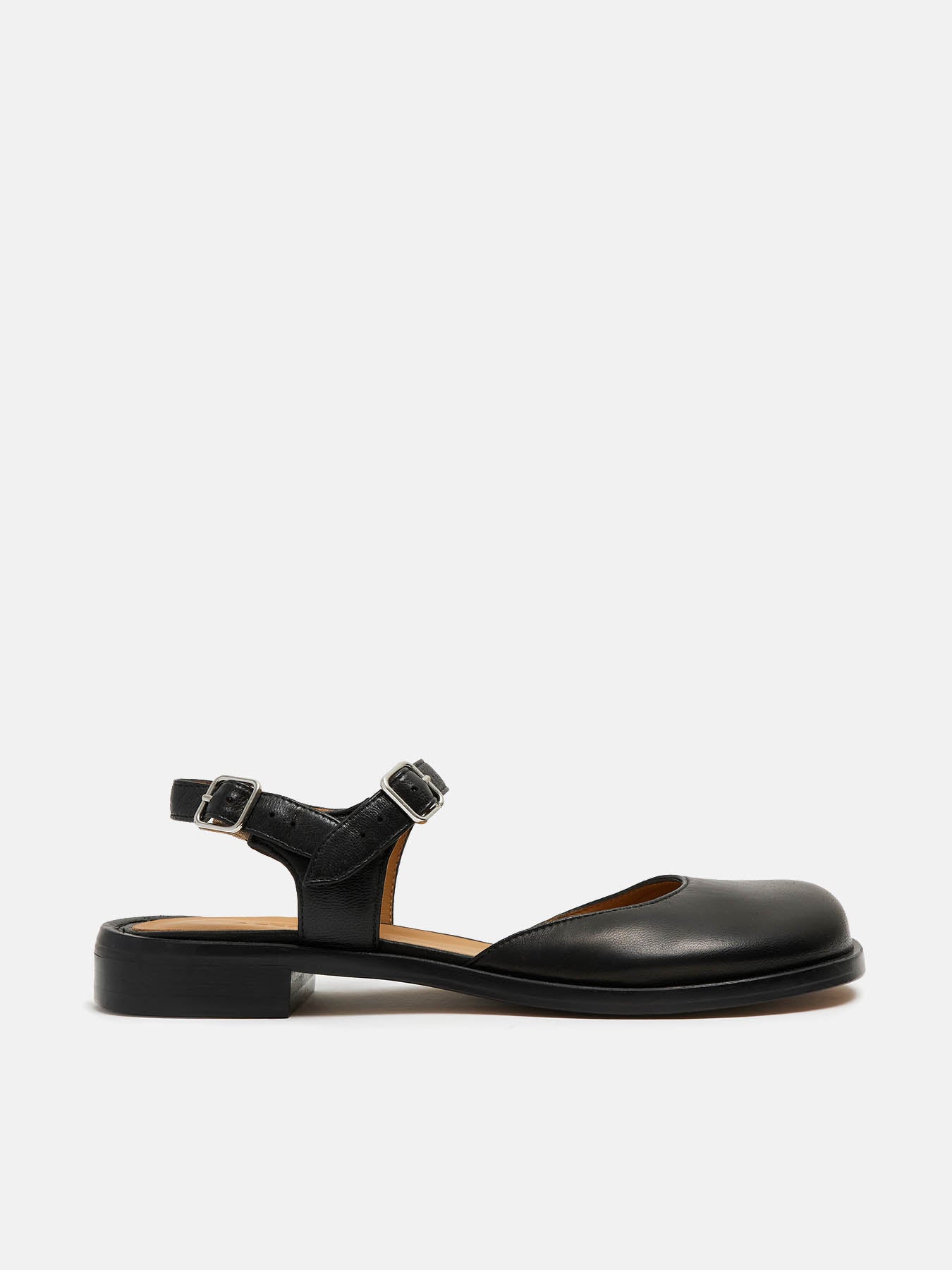 Zapato de mujer en piel con tacón bajo. Nadja