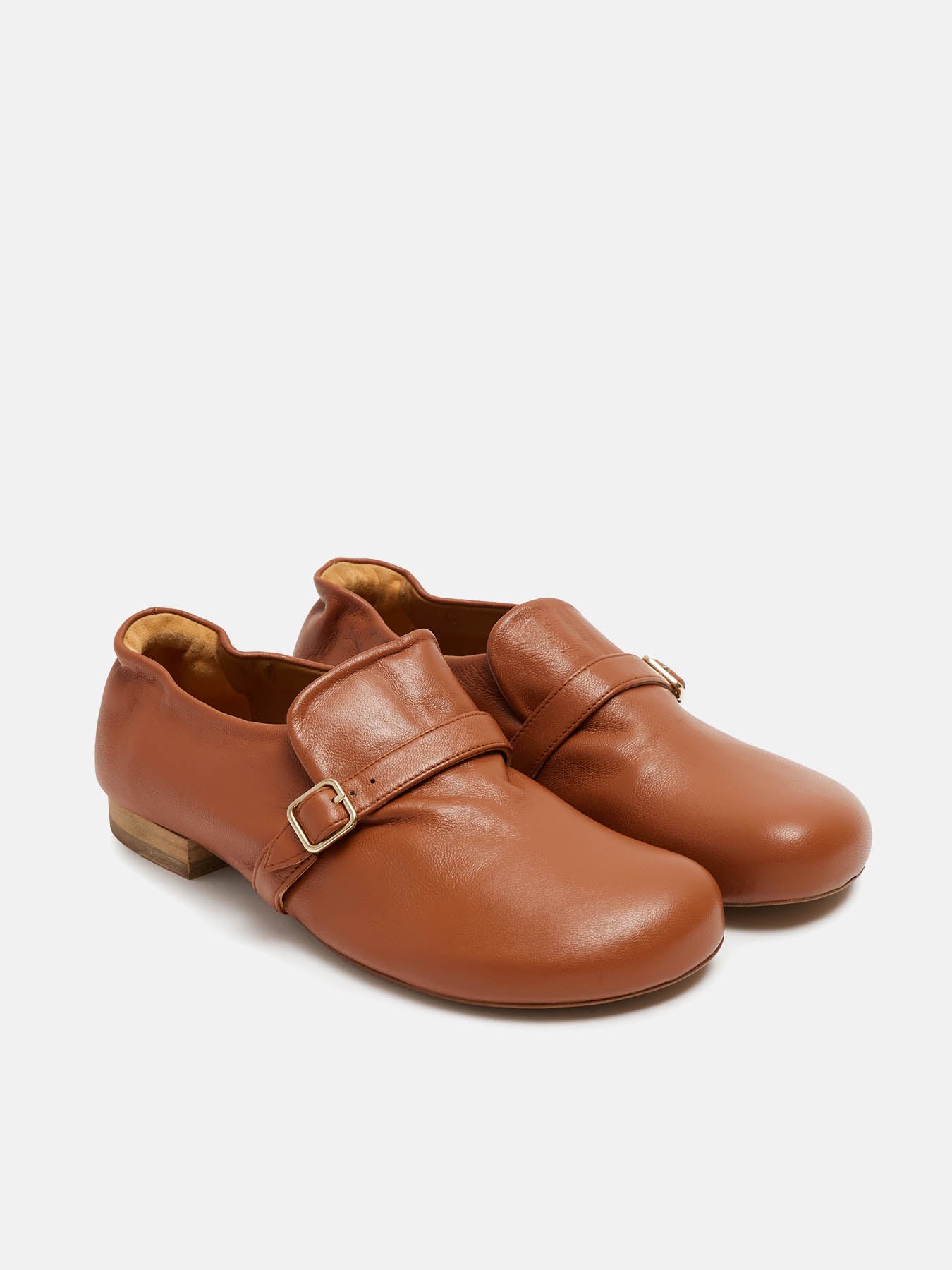 Zapato de mujer en piel con tacón bajo. Nazaret