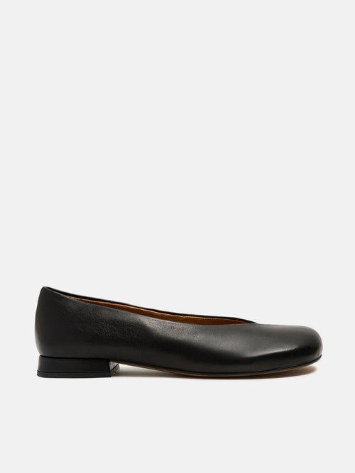 Scarpa da donna in pelle con tacco basso. Nora