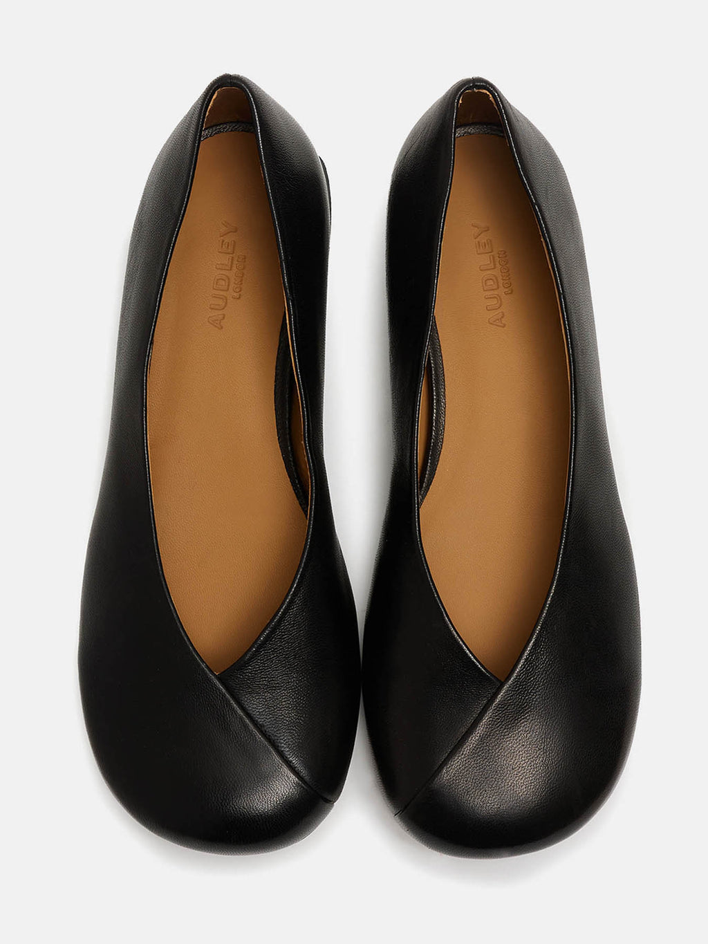 Zapato de mujer en piel con tacón bajo. Nora