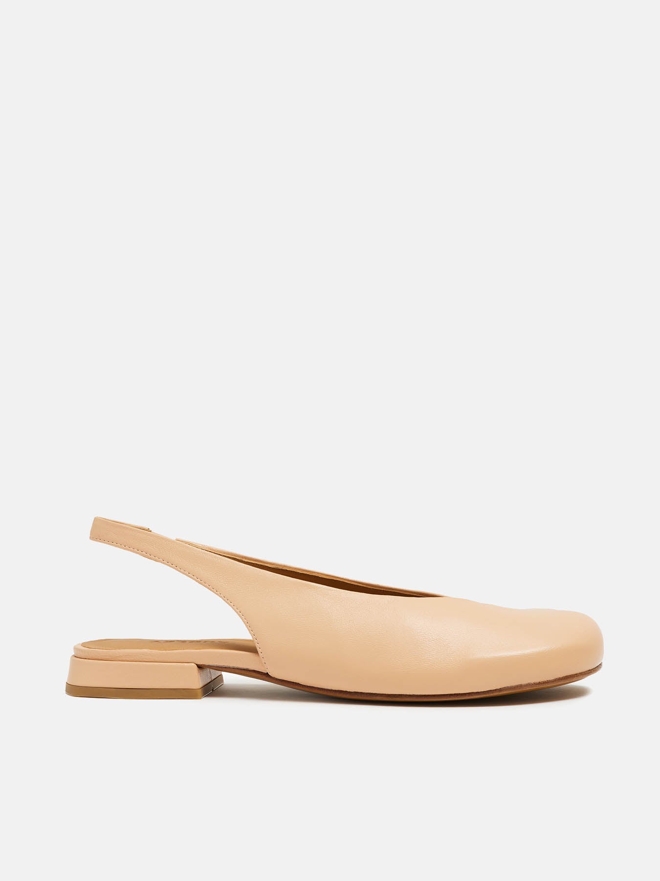 Zapato de mujer en piel con tacón bajo. Nariel