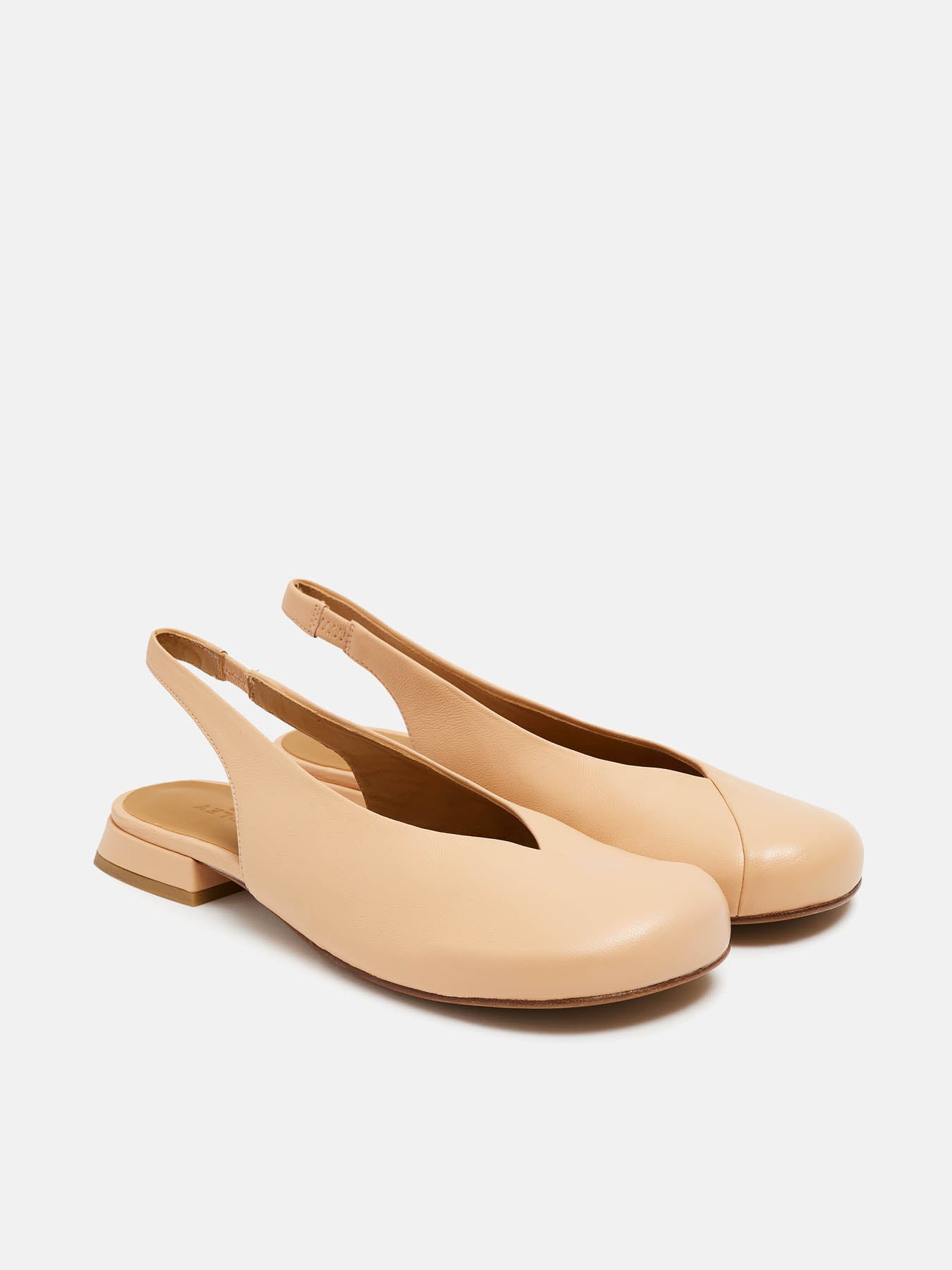 Zapato de mujer en piel con tacón bajo. Nariel