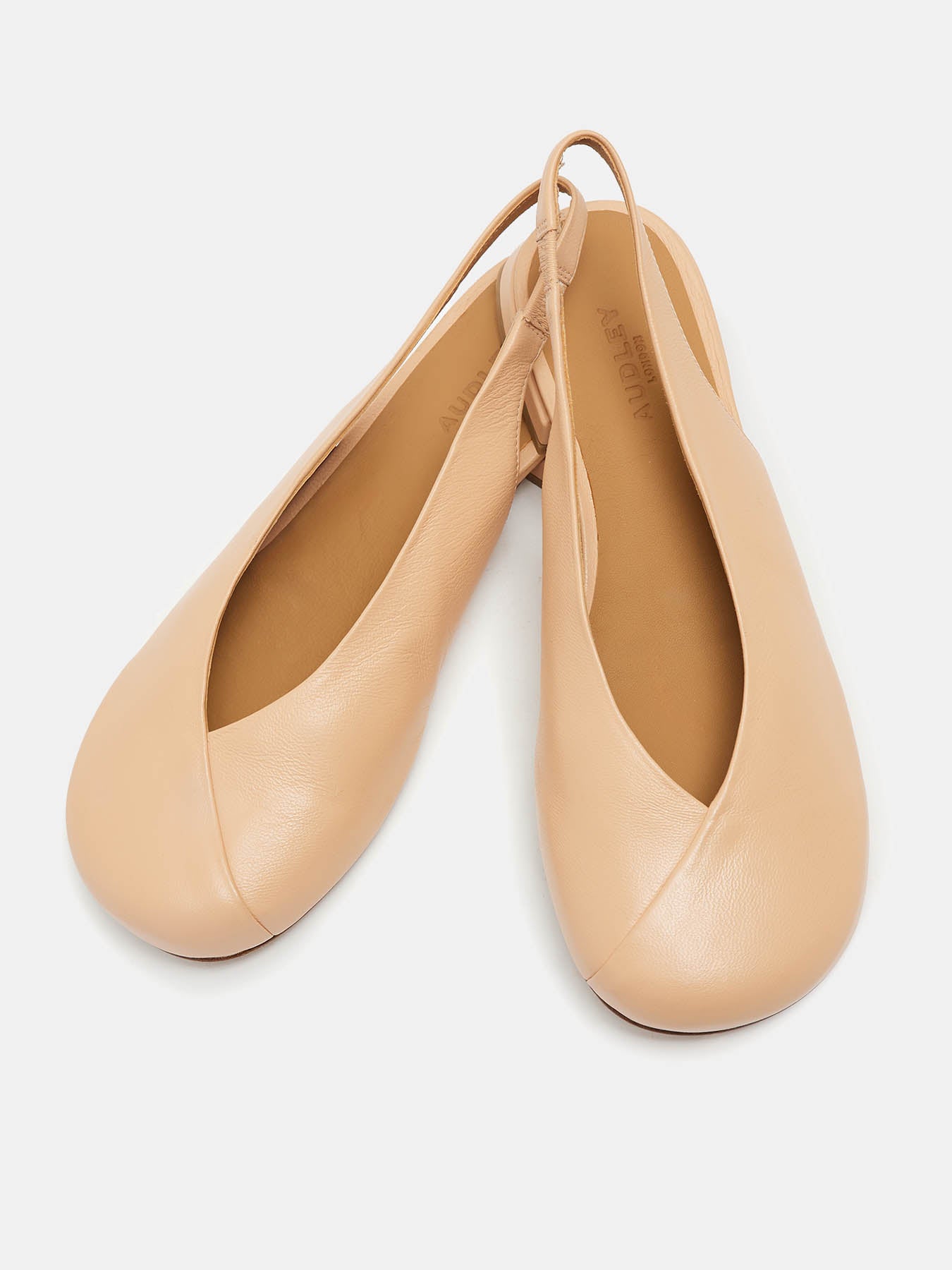 Zapato de mujer en piel con tacón bajo. Nariel