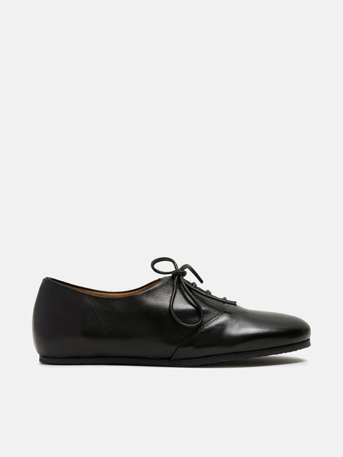 Zapato de mujer en piel con tacón bajo. Naiara
