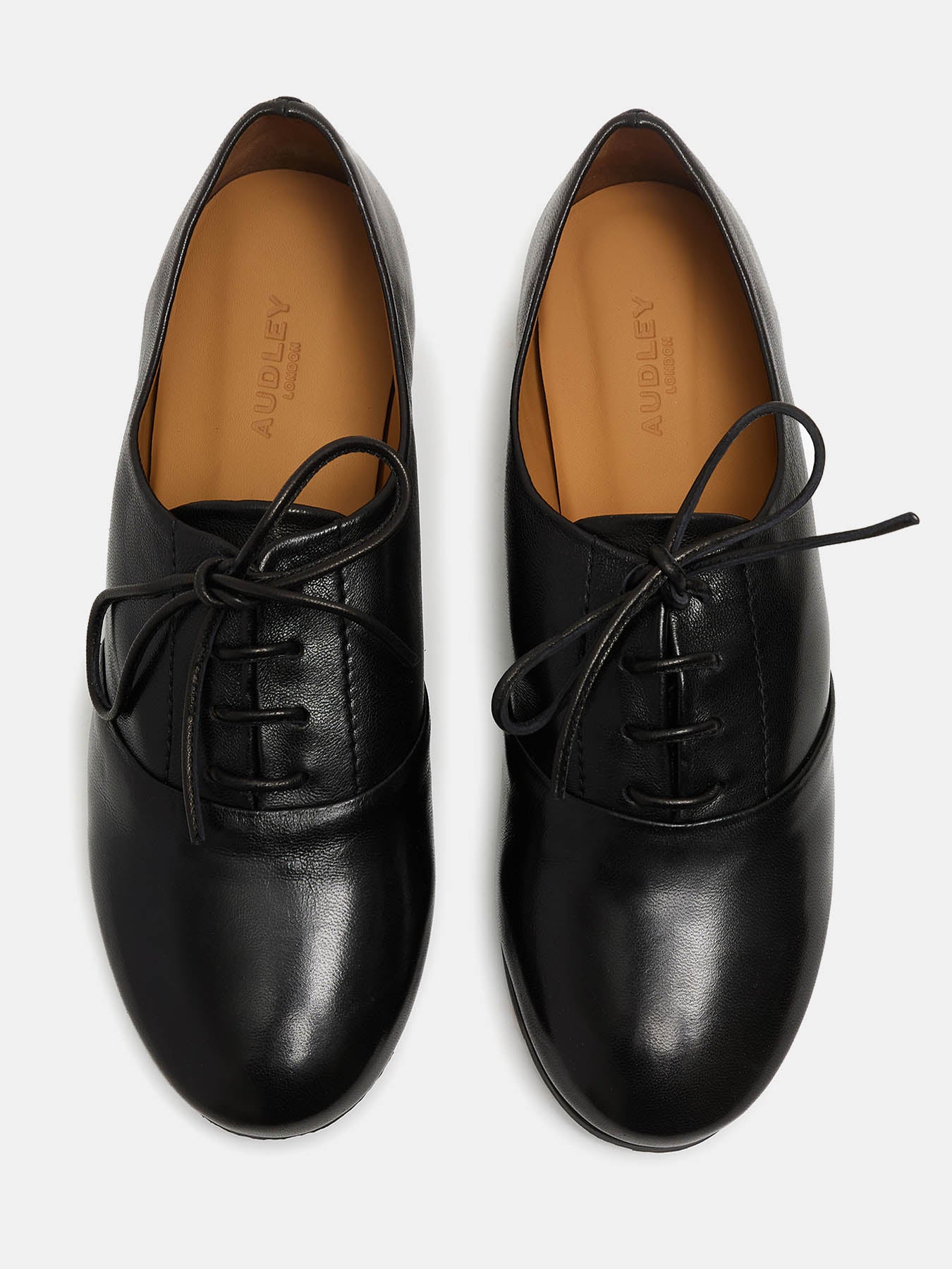 Zapato de mujer en piel con tacón bajo. Naiara