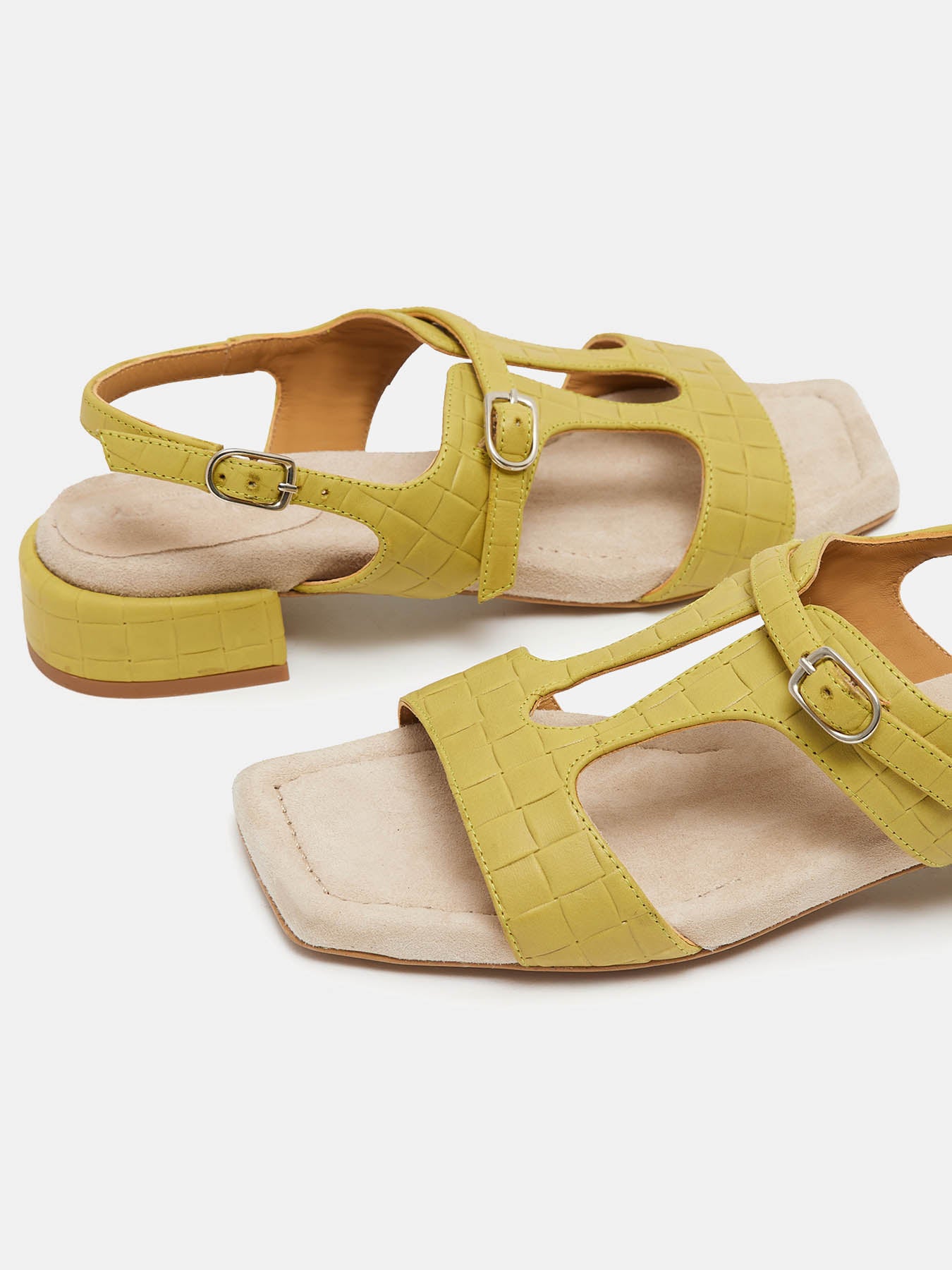 Women's leather sandal with low heel. Niza