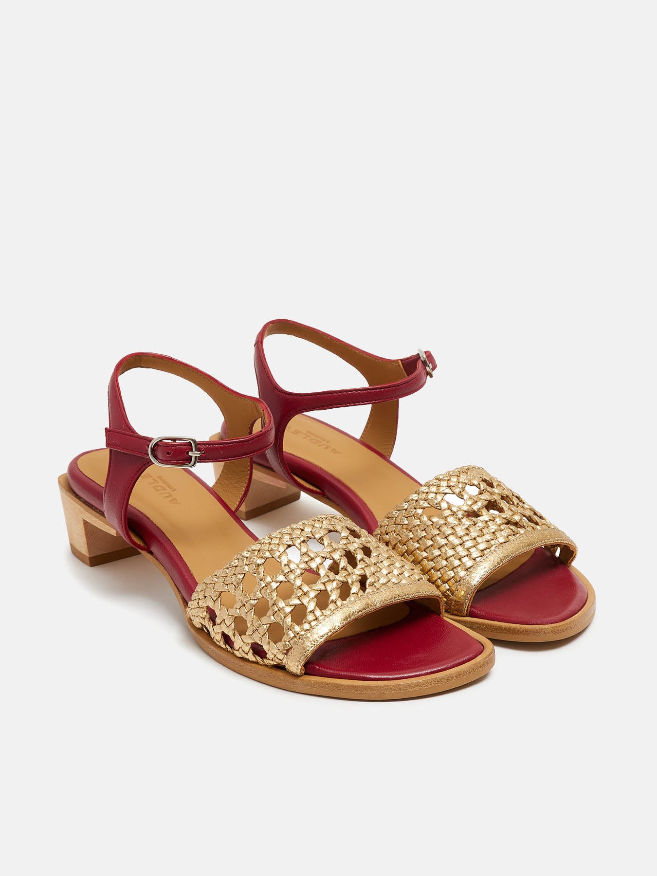 Women's leather low-heel sandal. Naroa