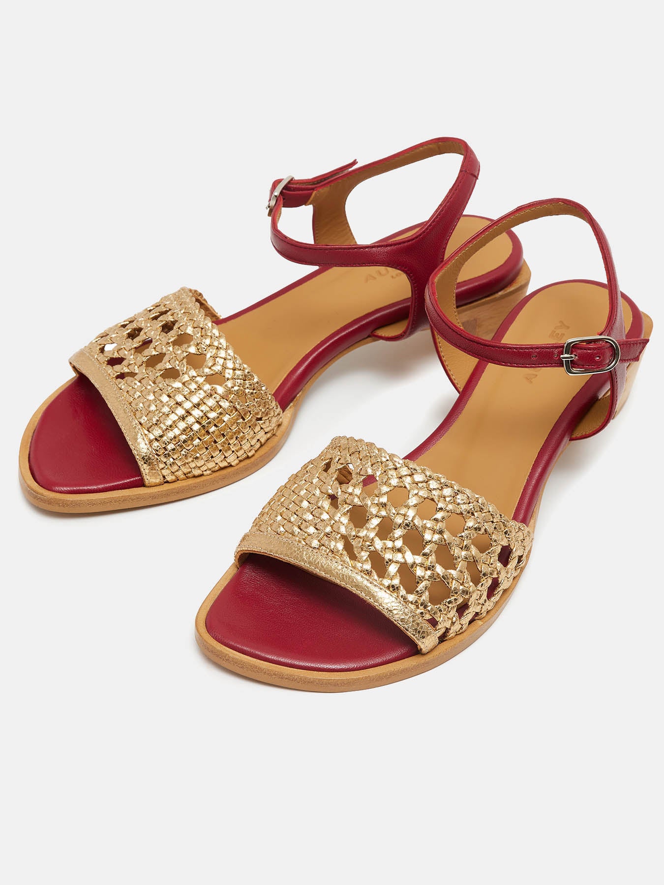 Women's leather low-heel sandal. Naroa