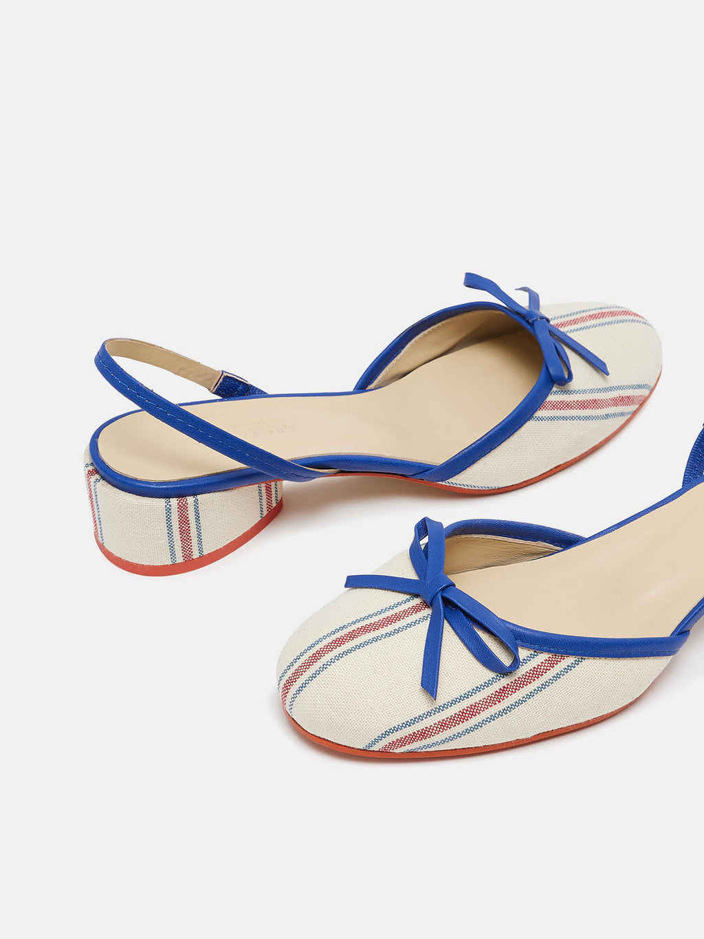 Women's leather shoe with low heel. Navit