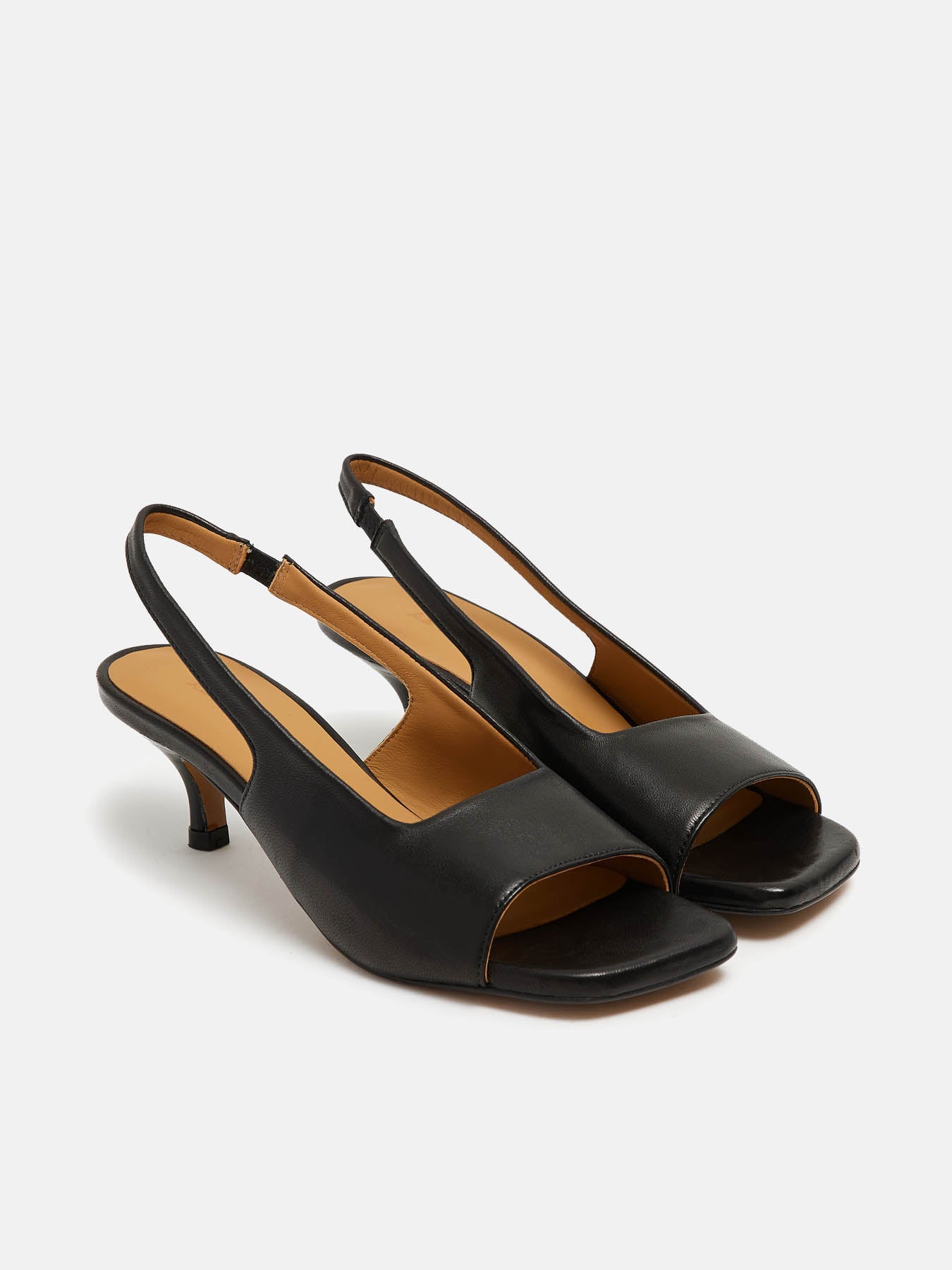 Women's leather sandal with a low heel. Nelida