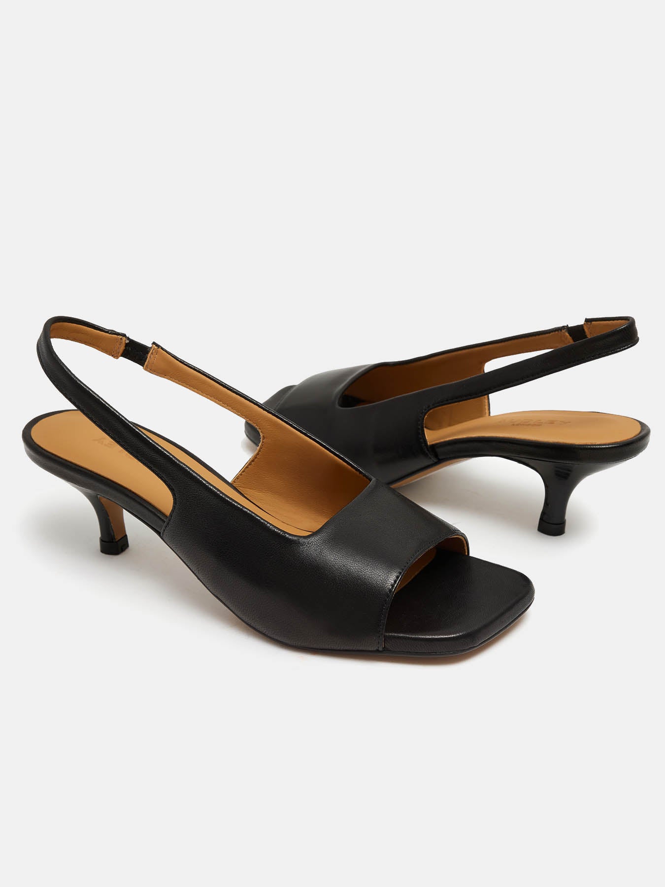 Women's leather sandal with a low heel. Nelida