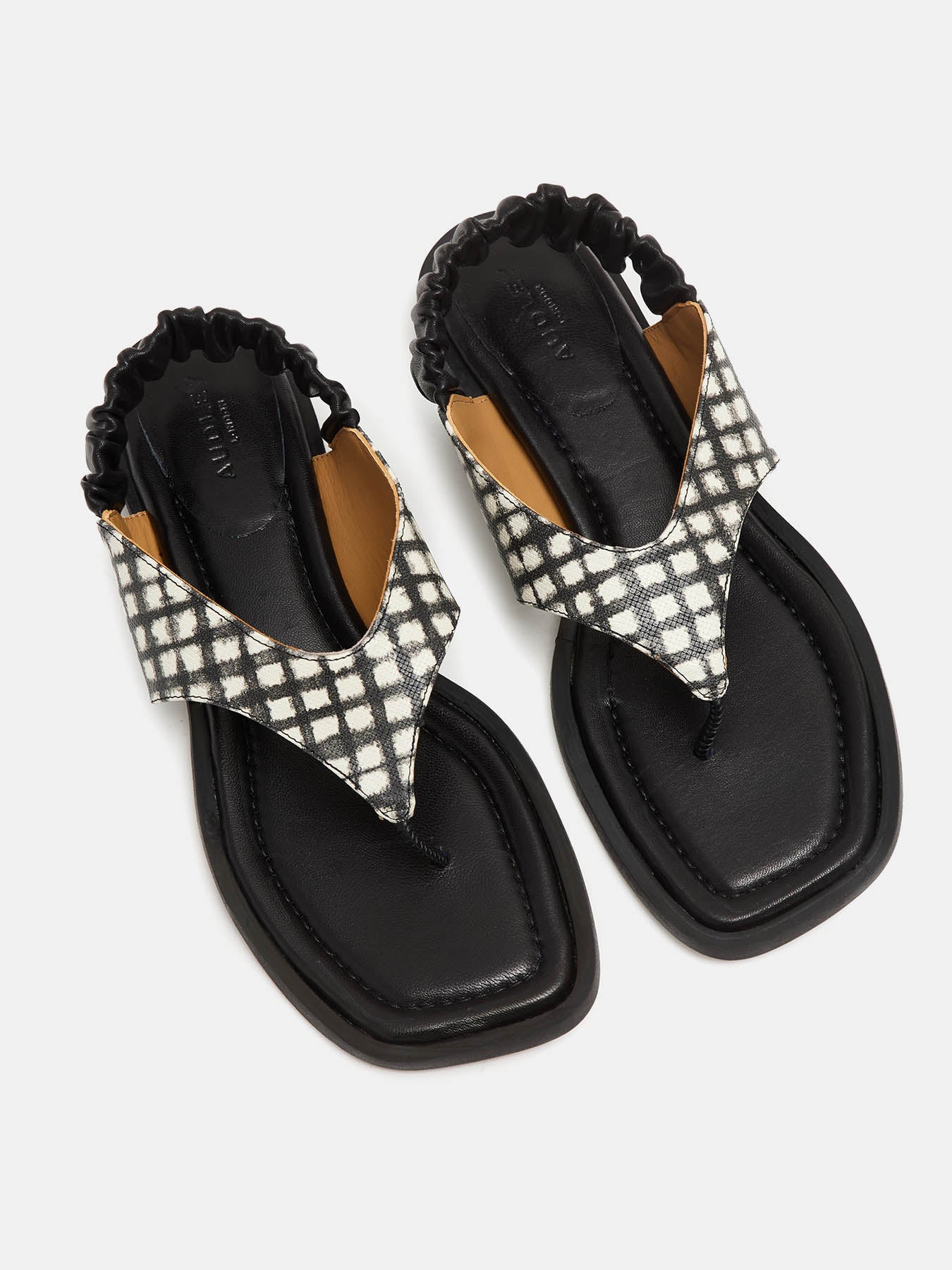 Women's leather sandal with low heel. Nadine