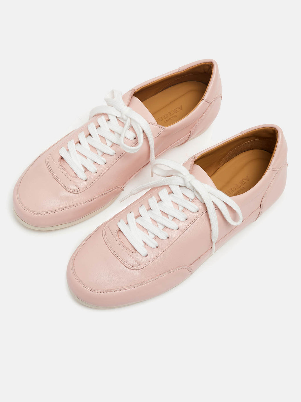 Zapato de mujer en piel con tacón bajo. Naysha