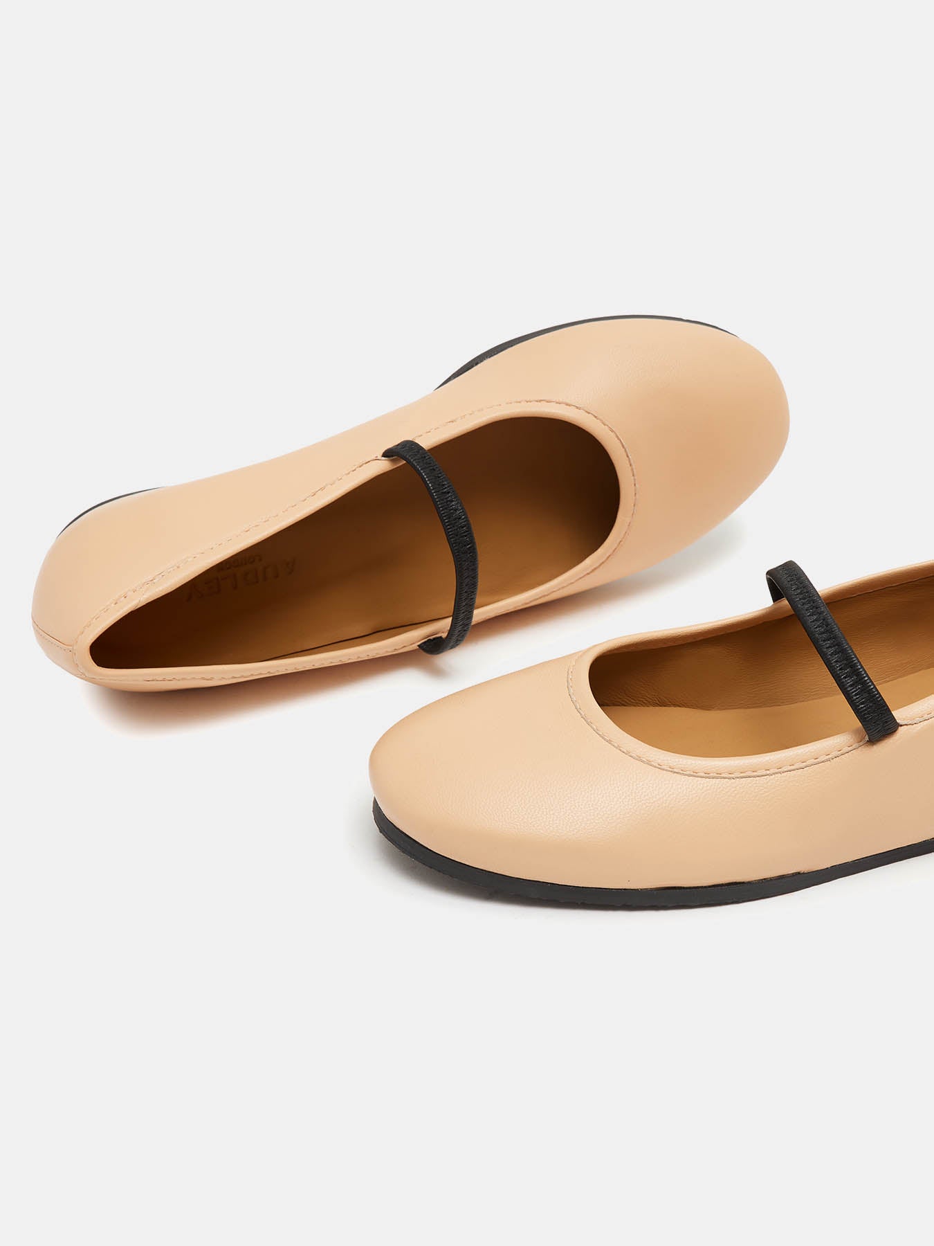 Women's leather shoe with low heel. Nerline