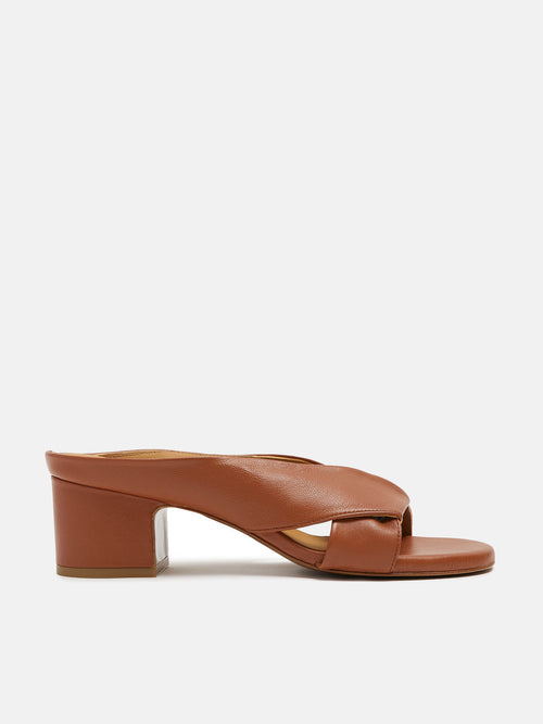 Sandalo da donna in pelle con tacco basso. Naymi