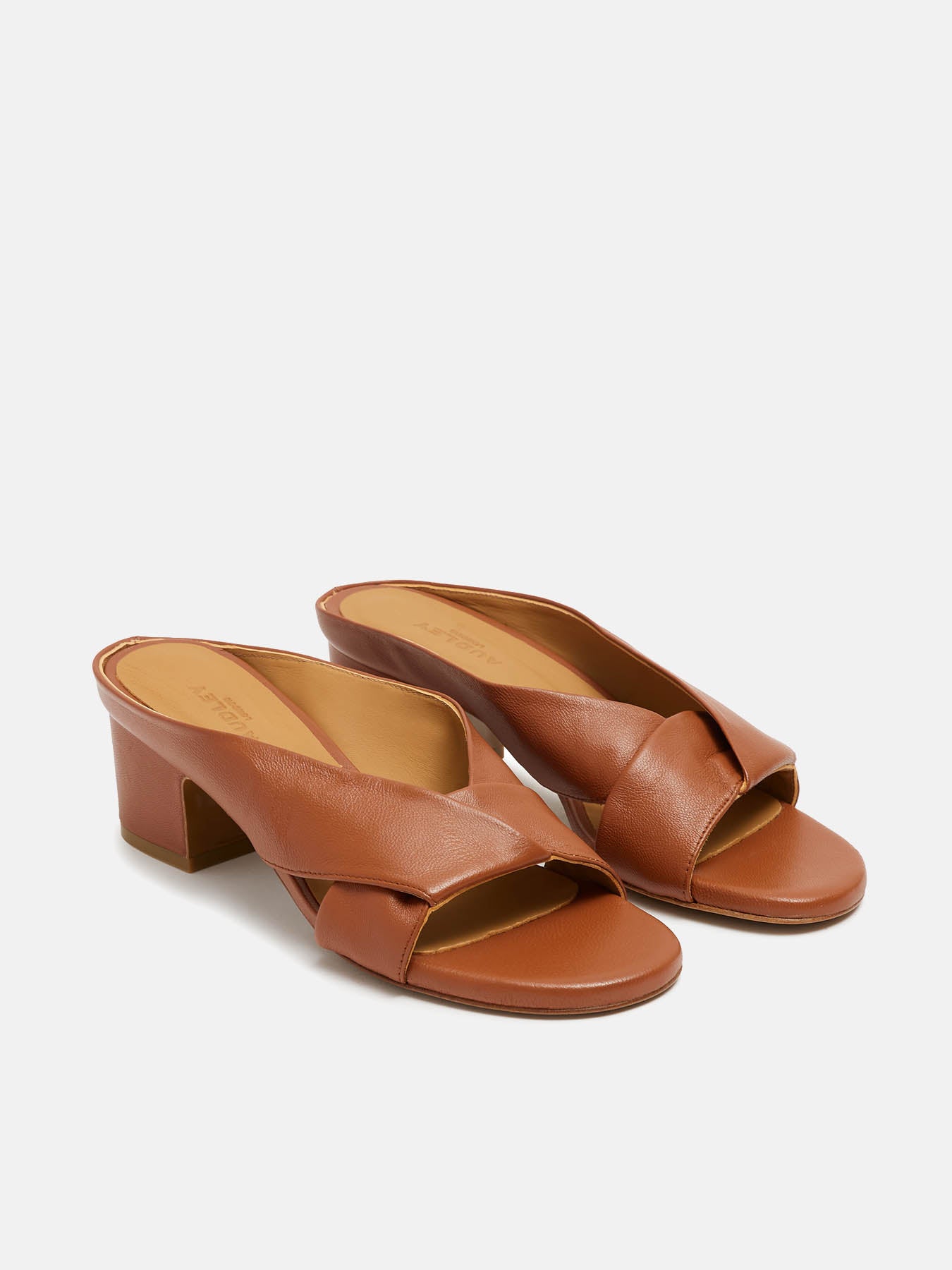 Women's low-heeled leather sandals. Naymi